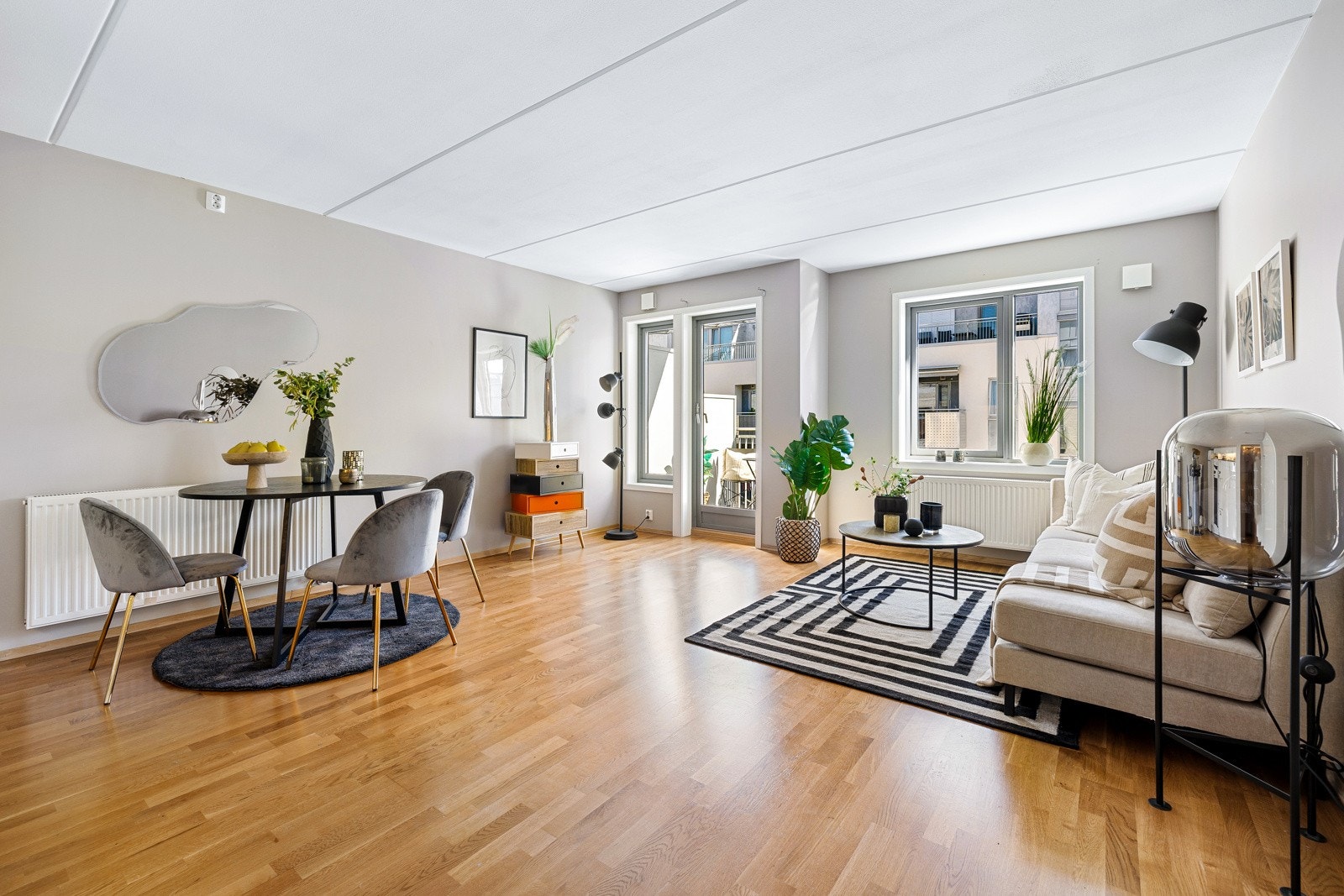 Leiligheten har nymalte veggflater i 2022 i en varm beige tone. Galleribilde