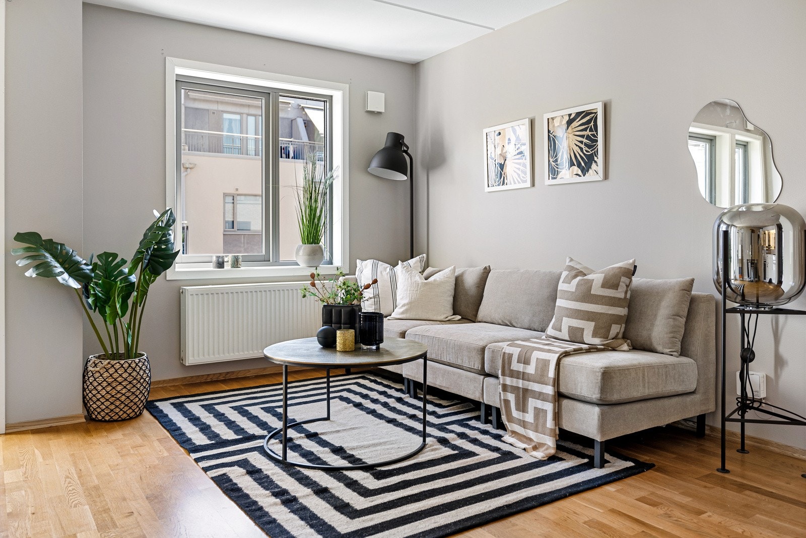 Her er det god plass til fin sofagruppe og mediemøblement. Galleribilde