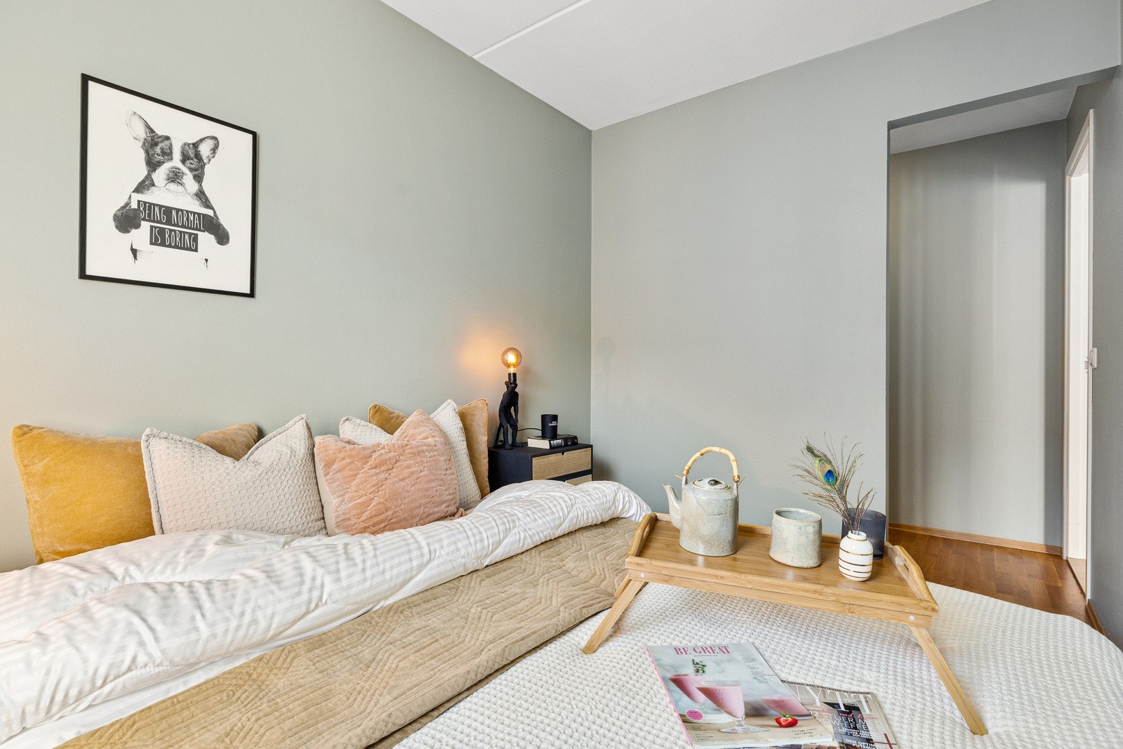 Rommet er malt i en moderne og lys farge som skaper en lun atmosfære gjennom årets sesonger. Galleribilde