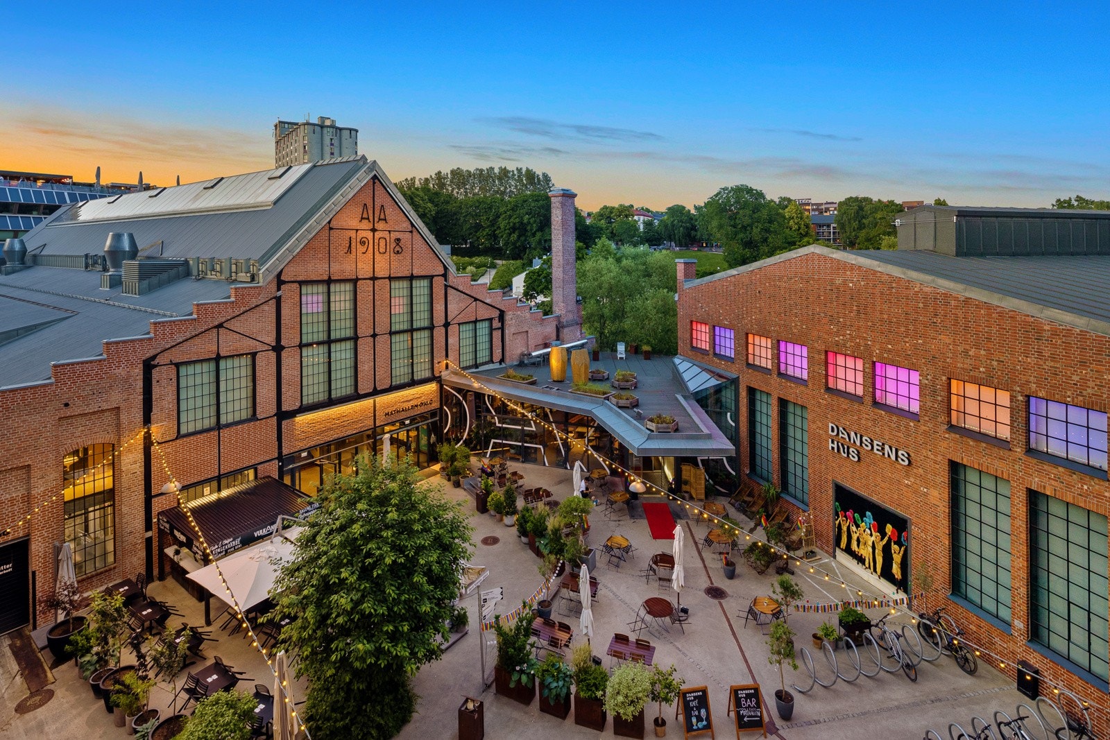 Langs Akerselva finner du Vulkan med Mathallen som kan by på et rikt utvalg av ferske råvarer, bakst og restauranter. Galleribilde