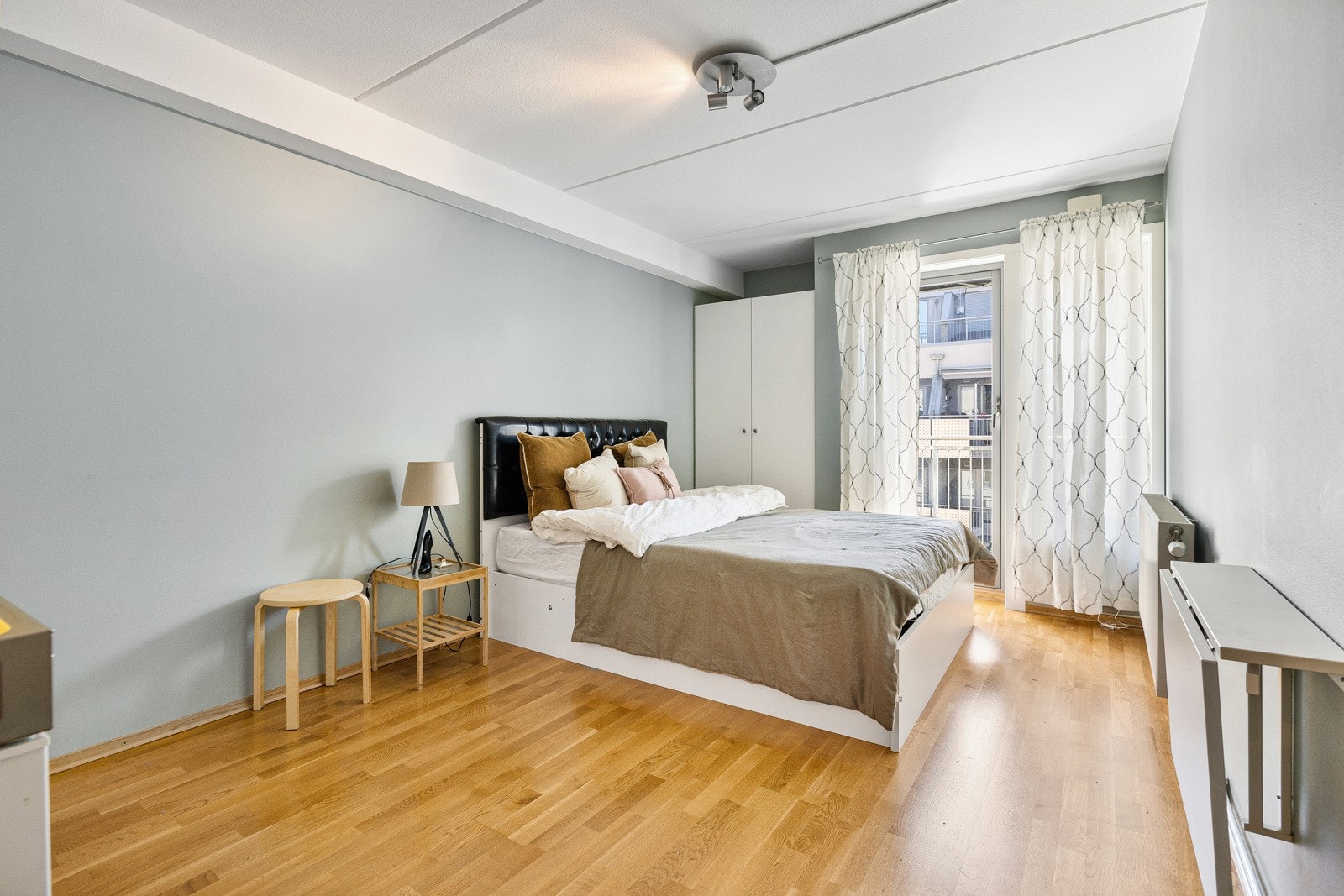 Hybelen er på 22m² med plass til å innrede med sofaseksjon, seng, spiseplass og annet møblement. Eier har leid ut hybeldel til ca. kr. 9700,- pr. mnd. Galleribilde