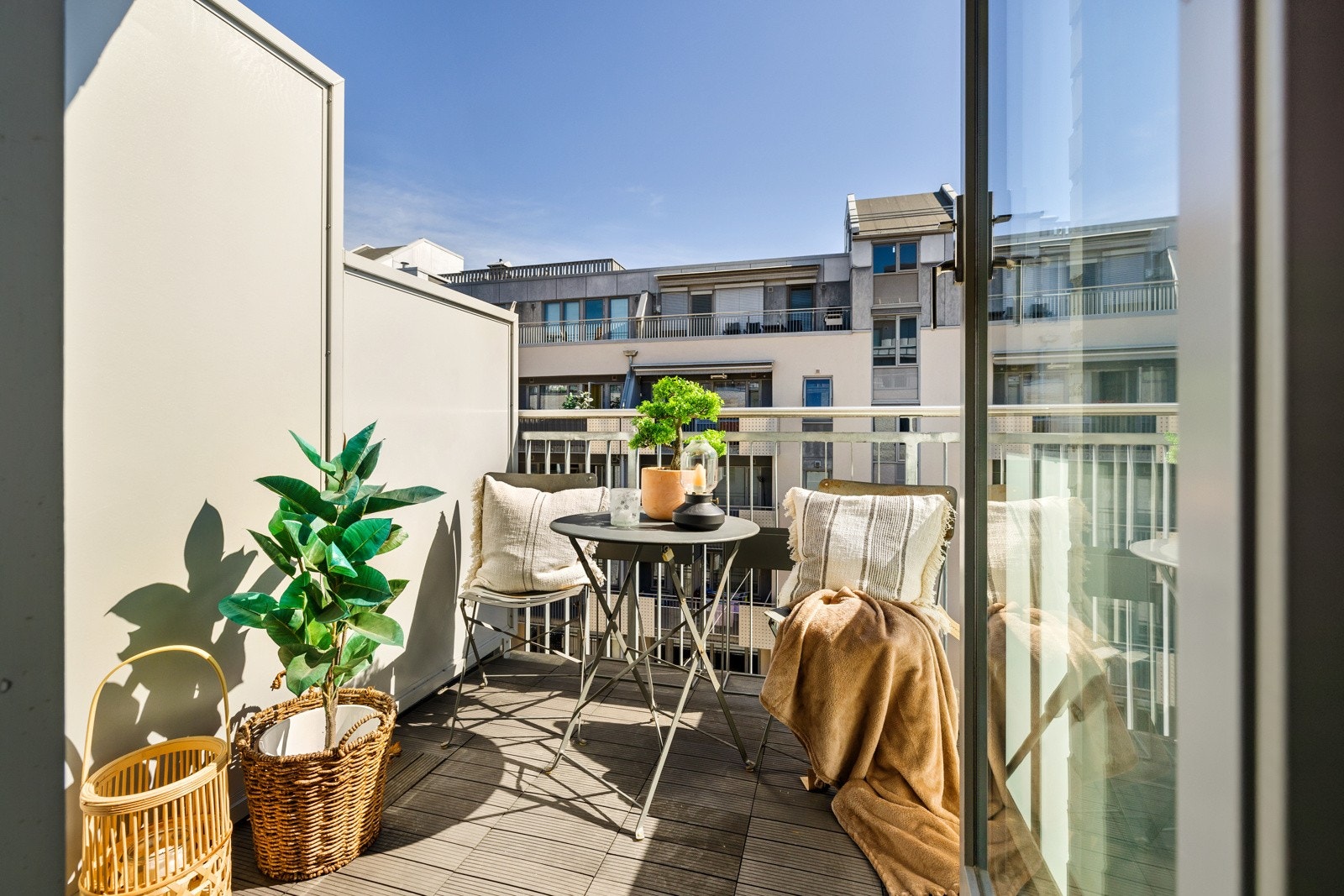 Fra stuen har man tilgang til flott balkong som er avdelt slik at hybeldel/hovedsoverom også har tilgang til balkong. Galleribilde