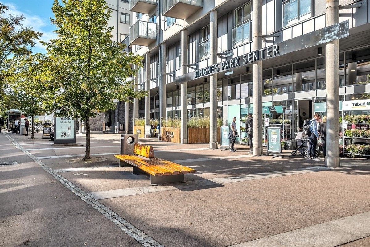 Ringnes Park Senter finner du i sameiet. Her ligger det stor Meny-butikk med ferskvaredisk, Sats treningssenter med barneparkering, kino, apotek, jernvarehandel, baker/kafé, blomsterbutikk og frisør. Galleribilde