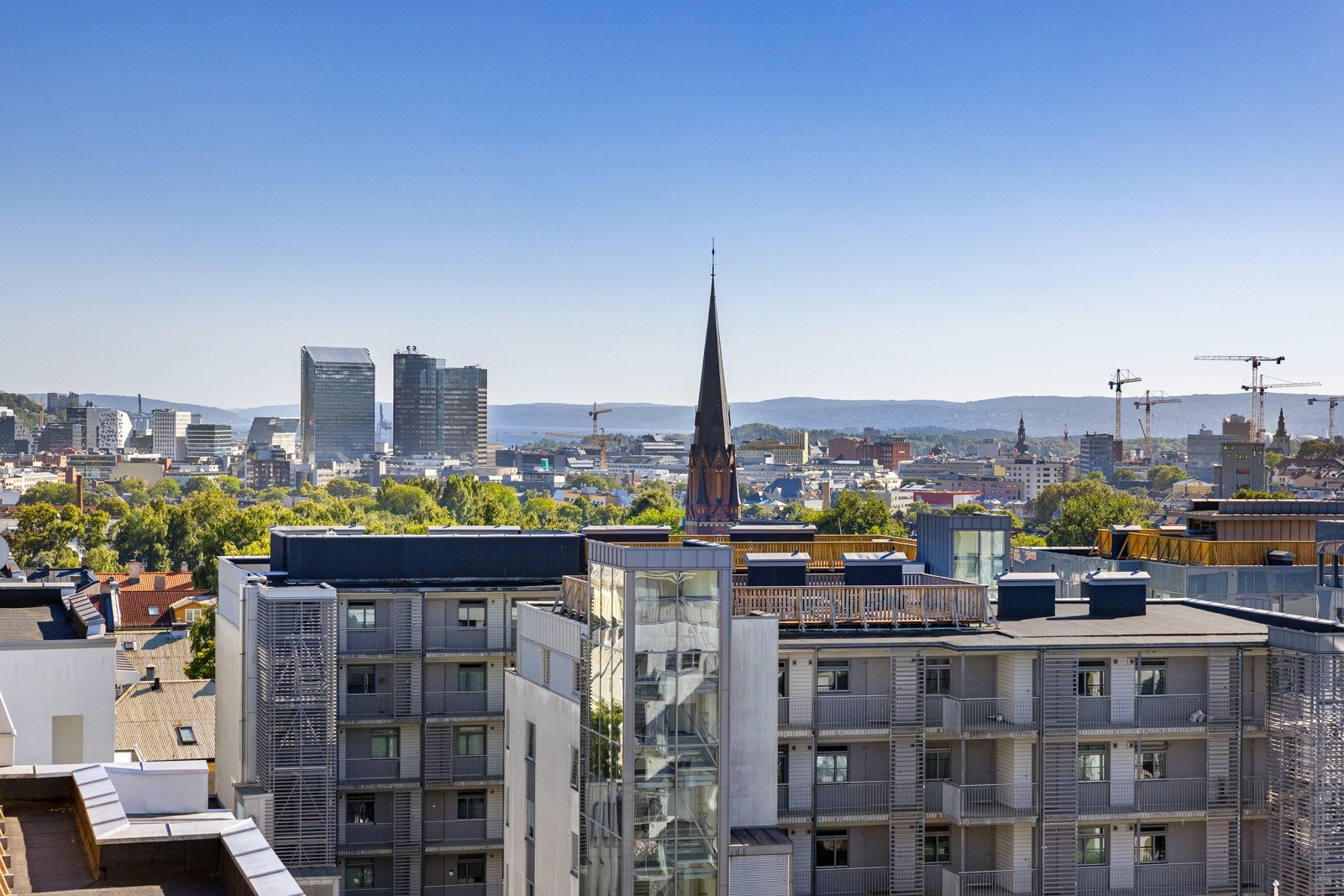 Utsiktsbilde tatt fra takterrassen. Takterrassen finner du et par etasjer over leiligheten! Galleribilde