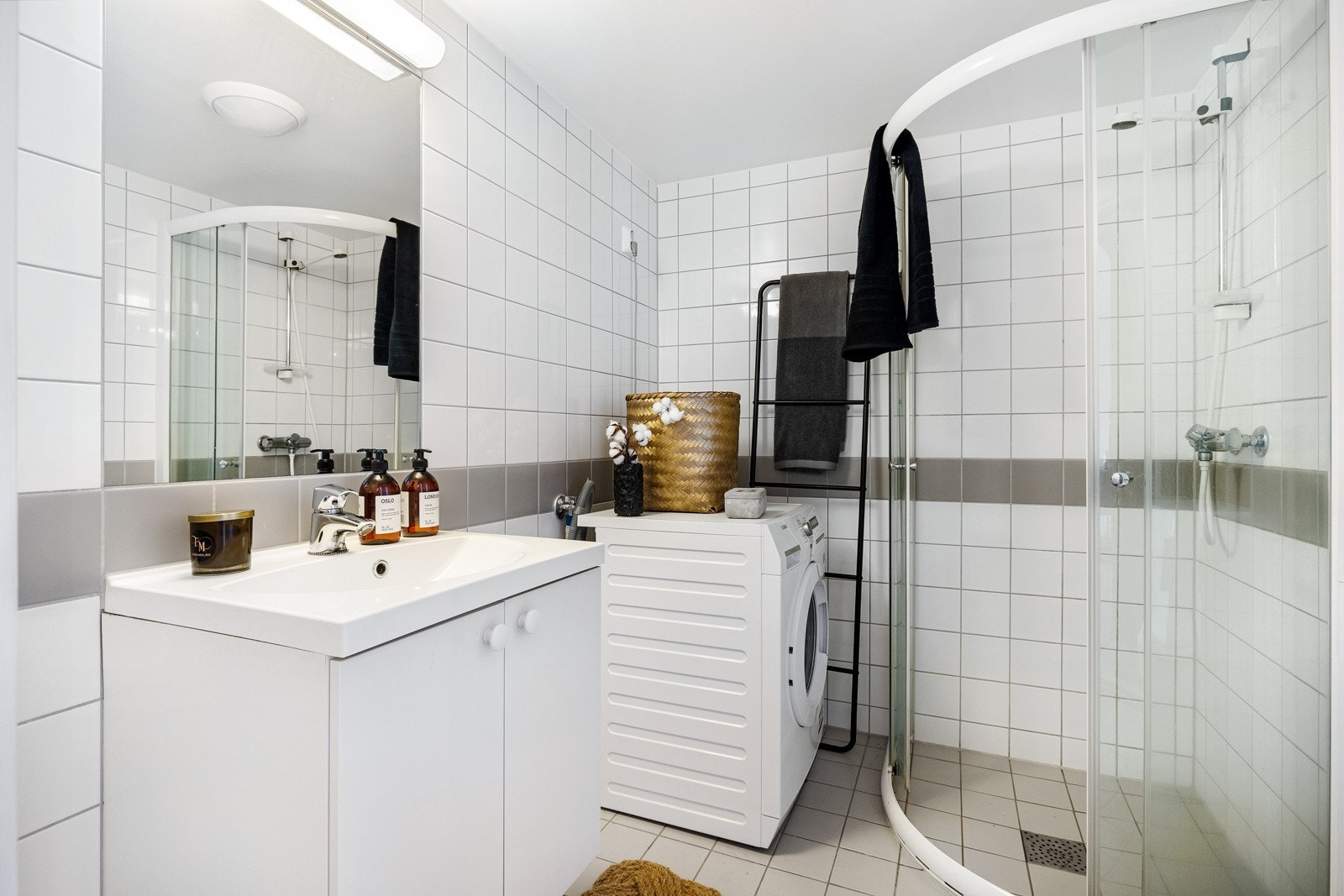 Dusjhjørne med buet front, skyvedører, sluk og termostatstyrt blandebatteri. Galleribilde