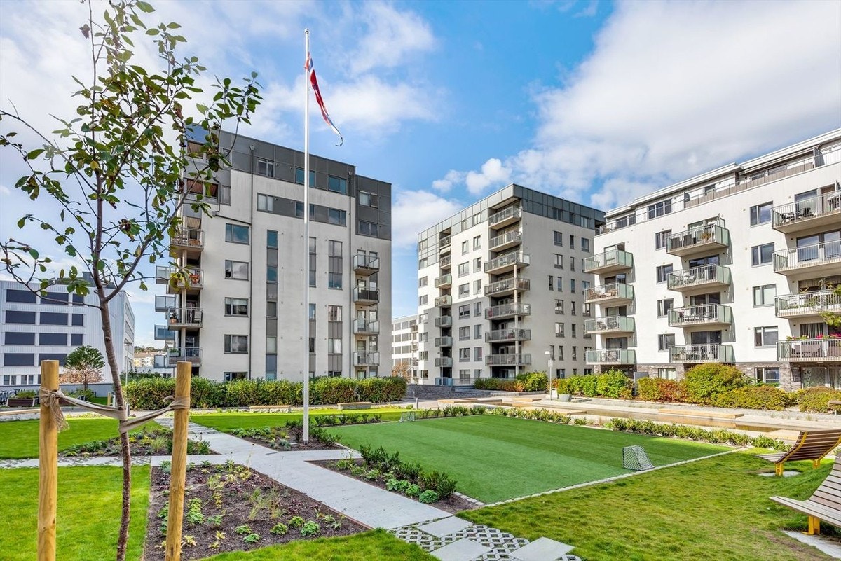 I gårdsrommet er det felles heising av det norske flagget på 17. mai, samt julegrantenning. Dette er en herlig møteplass for sameiets beboere! Galleribilde