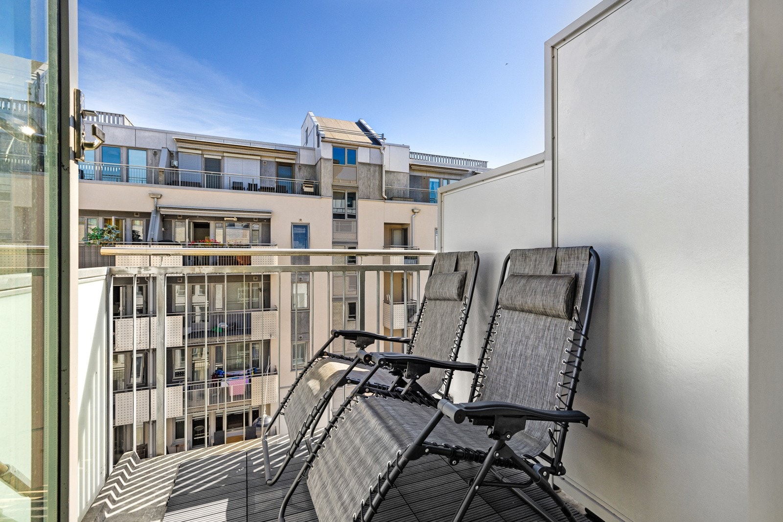 Hybeldelen har også utgang til solrik balkong med plass til å innrede med utemøblement og grill. Galleribilde