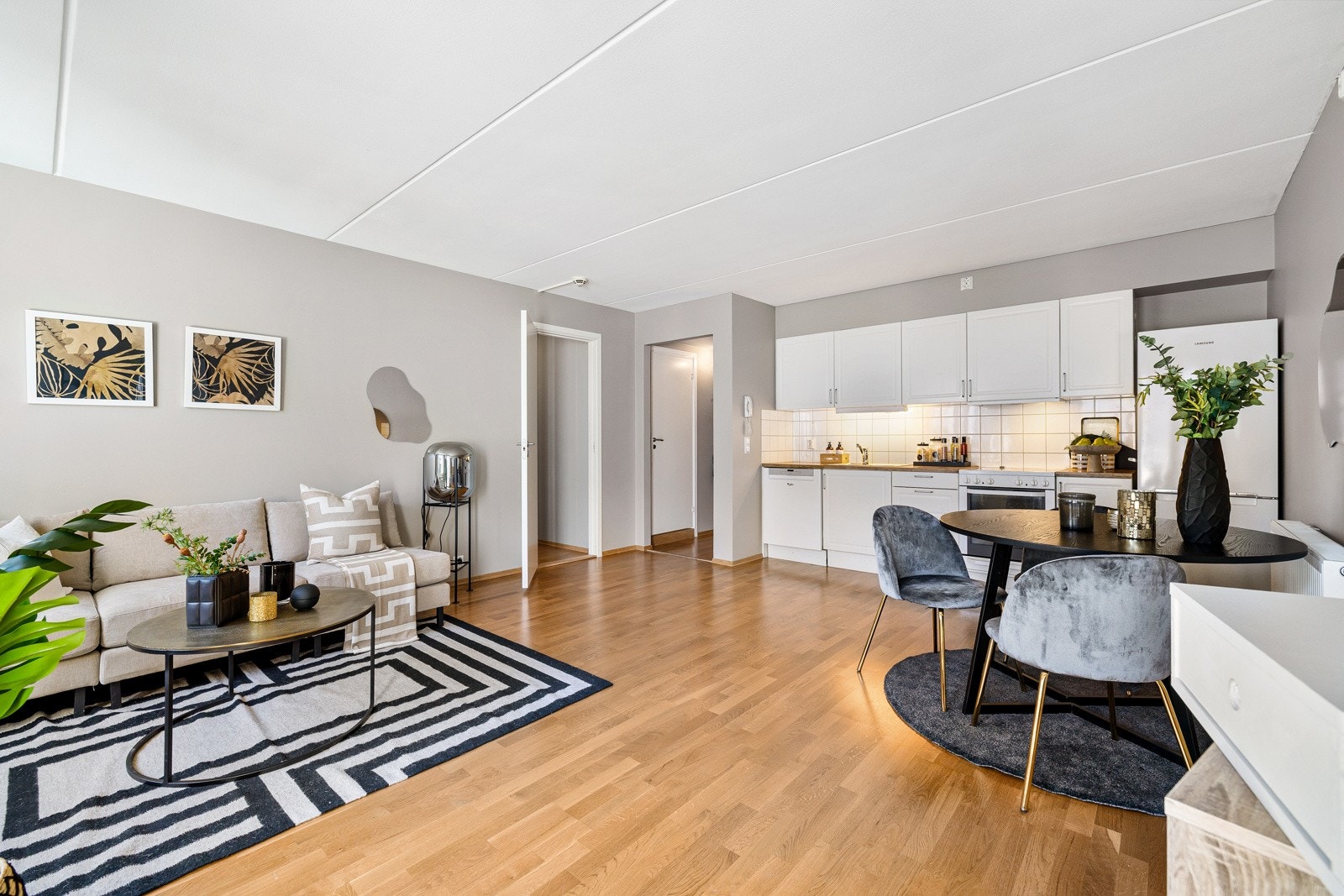 Leiligheten har en åpen stue- og kjøkkenløsning som gir et flott, luftig oppholdsrom. Galleribilde