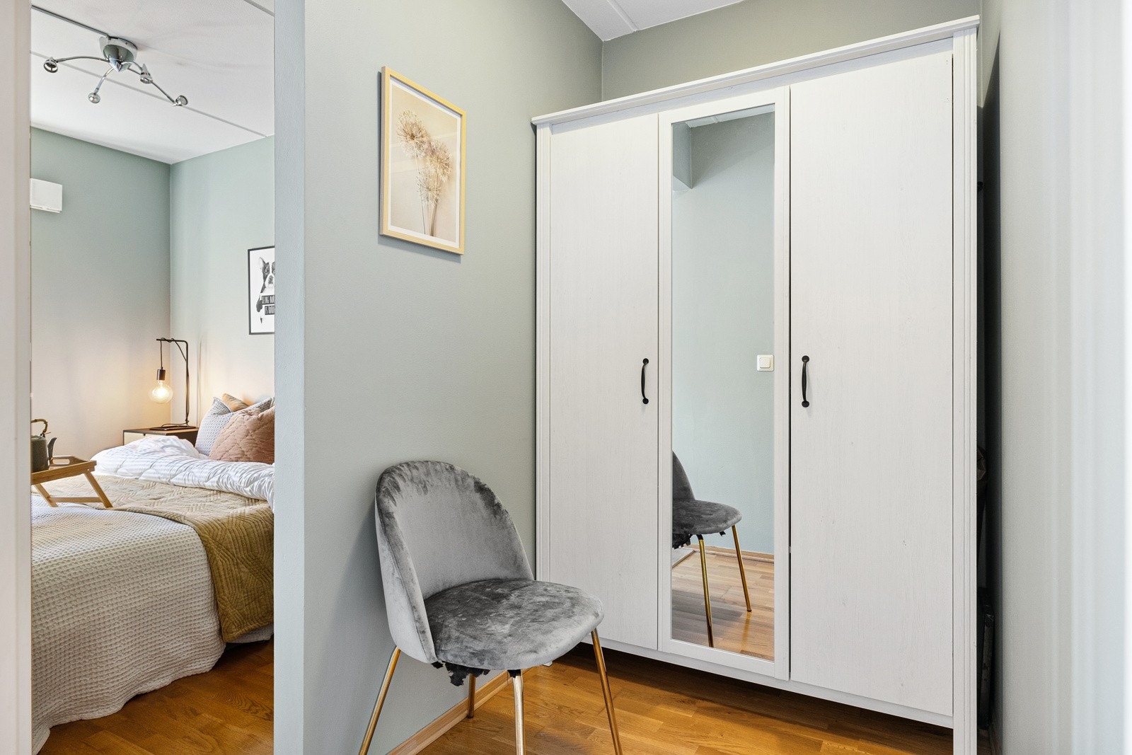 Soverommet tilknyttet hoveddel i leiligheten har gode oppbevaringsmuligheter i romslig garderobeløsning/walk-through closet! Galleribilde