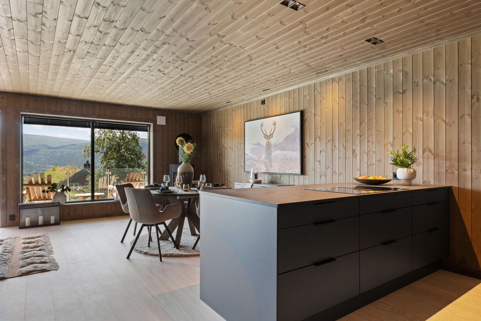 God plass til stor spisestue hvor man kan samle venner og familie til deilige måltider. Galleribilde