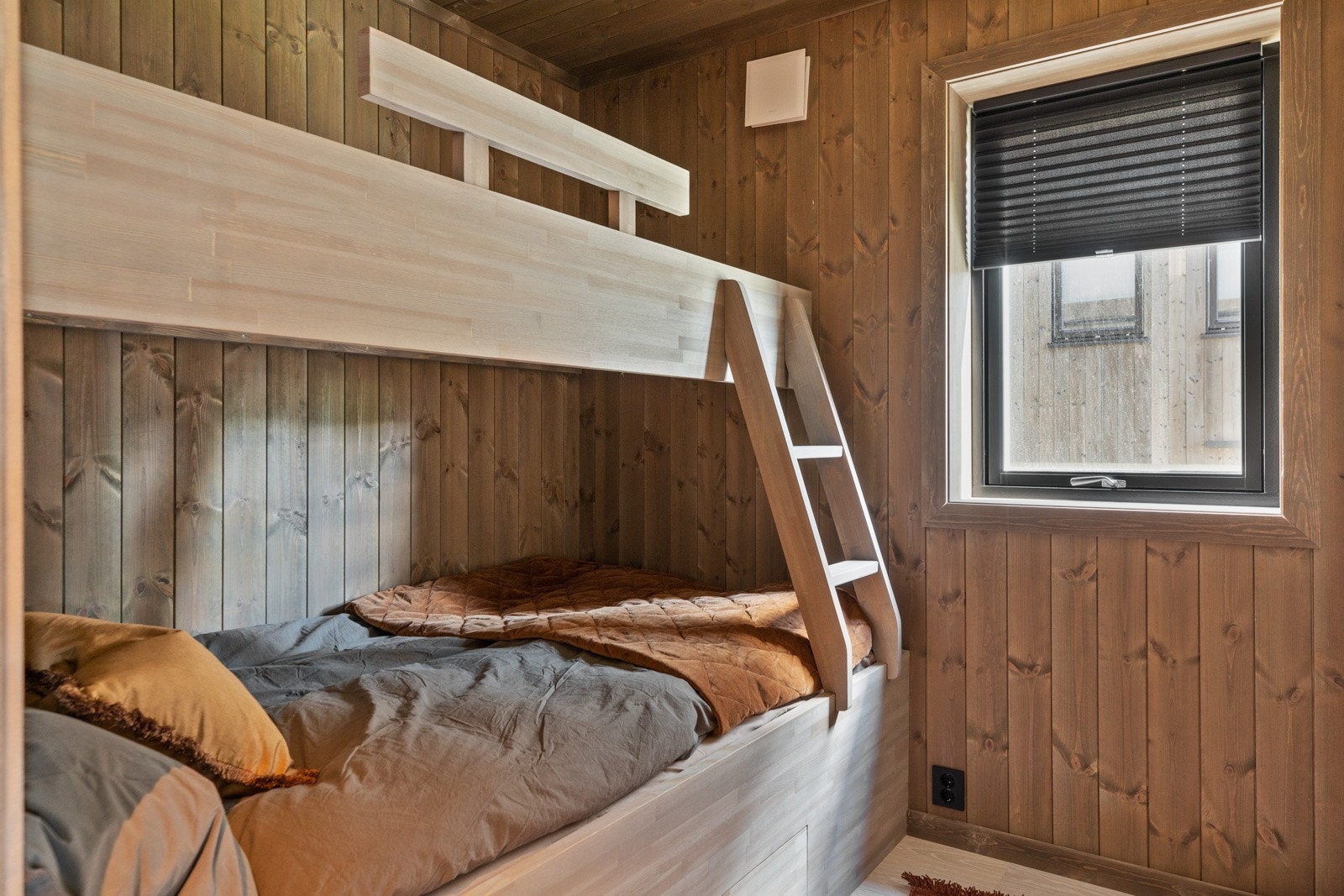 To av soverommene har lekre plassbygde senger med praktisk lagring. Galleribilde