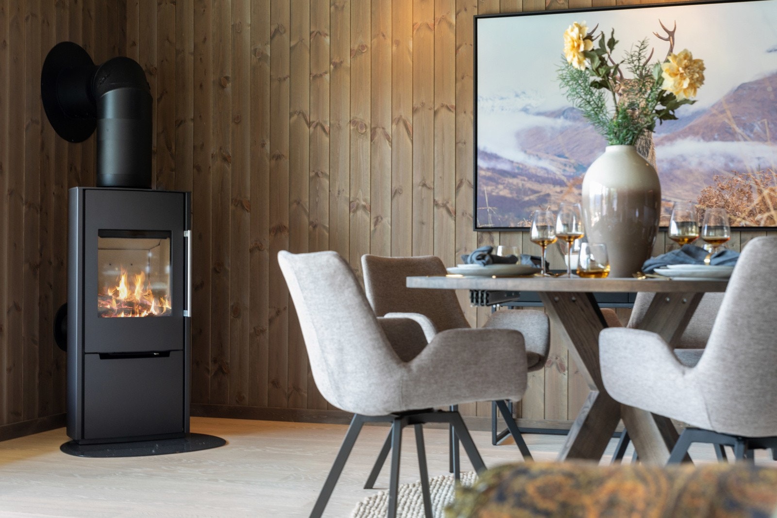 Vedovnen gir både en behagelig varme på kalde høstkvelder, og den lune hyttestemningen. Galleribilde