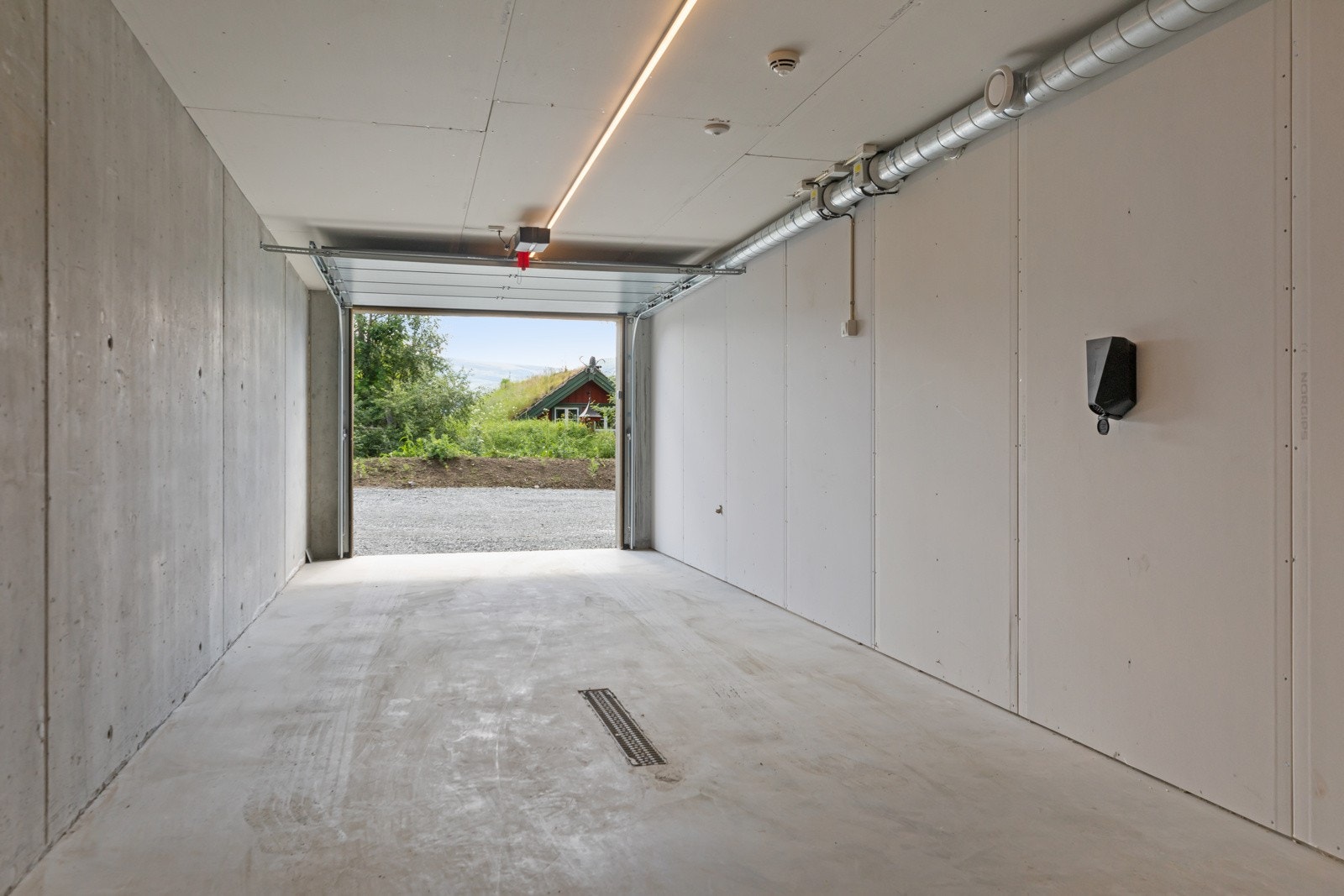 Garasjen har i tillegg egen elbillader. Galleribilde