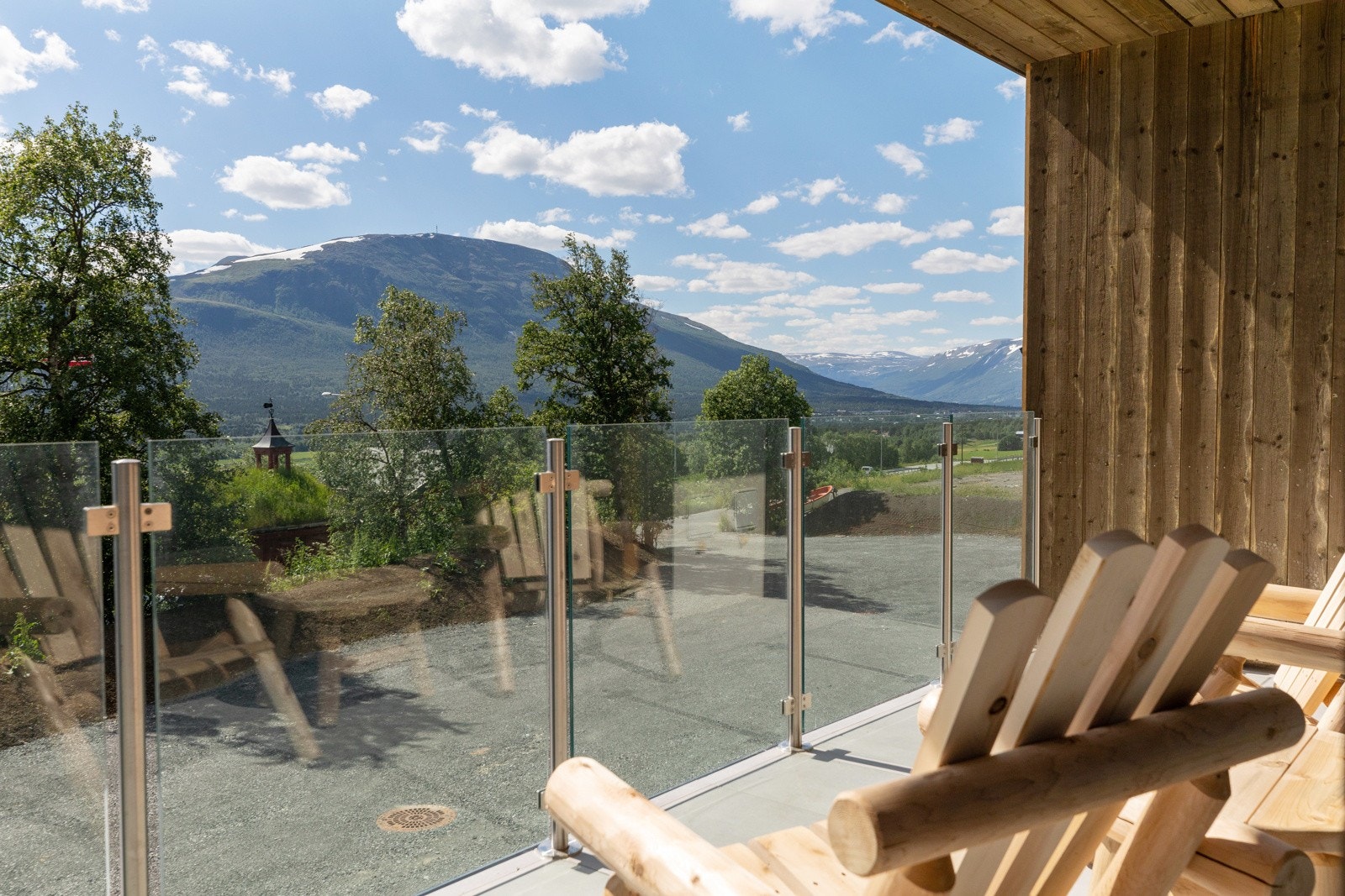 Verandaen har rekkverk i glass og stål slik at øyet kan skue fritt over en fantastisk utsikt. Galleribilde