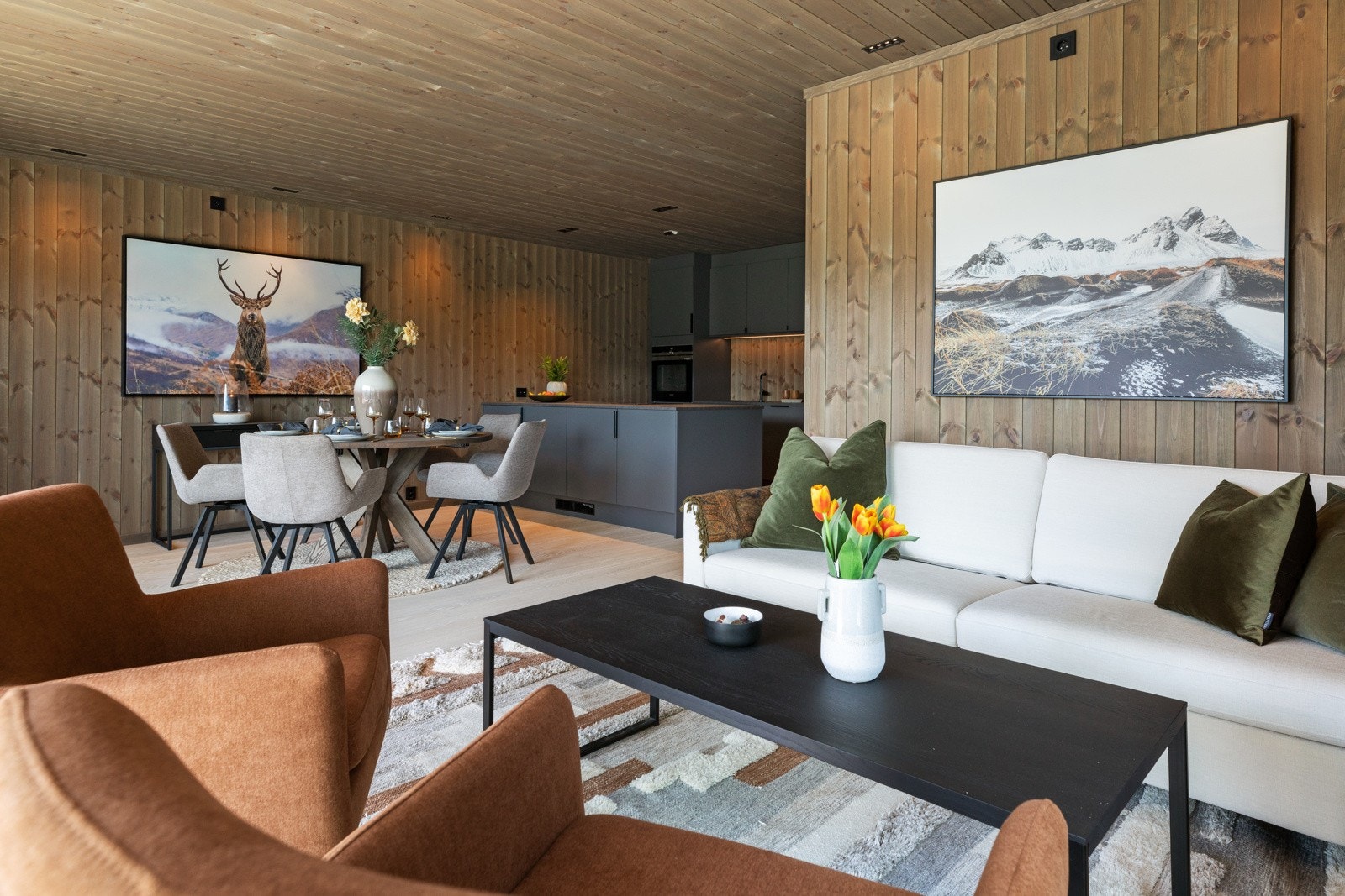 Leiligheten har behagelig varme i gulvet på både stue og kjøkken. Galleribilde