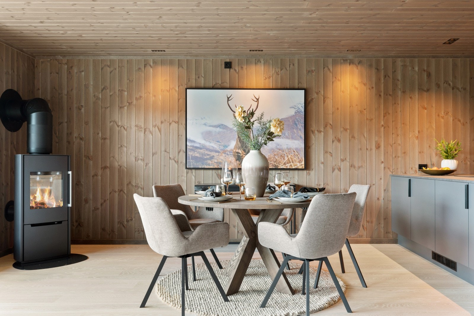 Lys enstavs parkett fra Boen strekker seg gjennom alle oppholdsrom, og skaper en fin helhet. Galleribilde