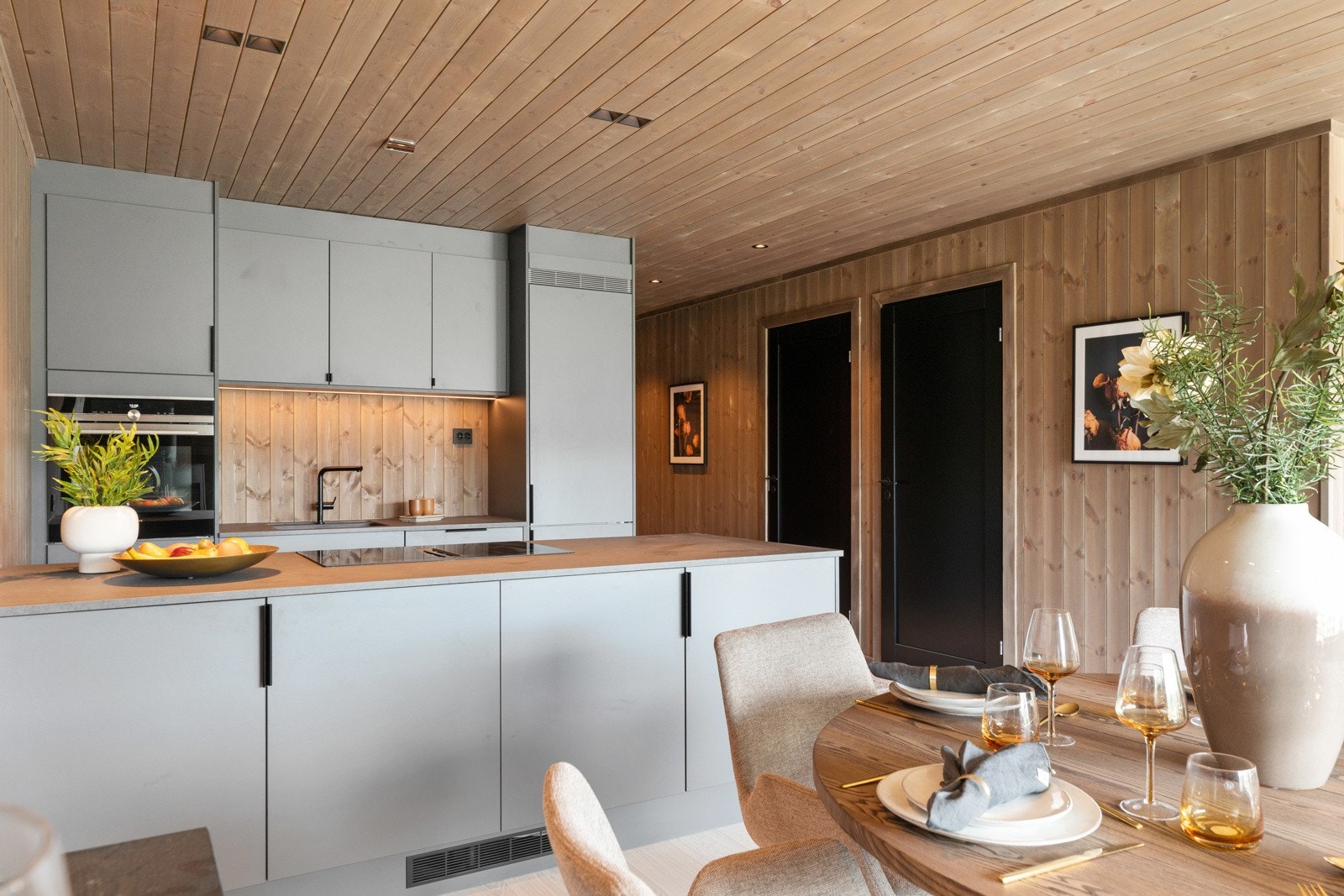 Stor kjøkkenøy med god lagring på begge sider. Galleribilde