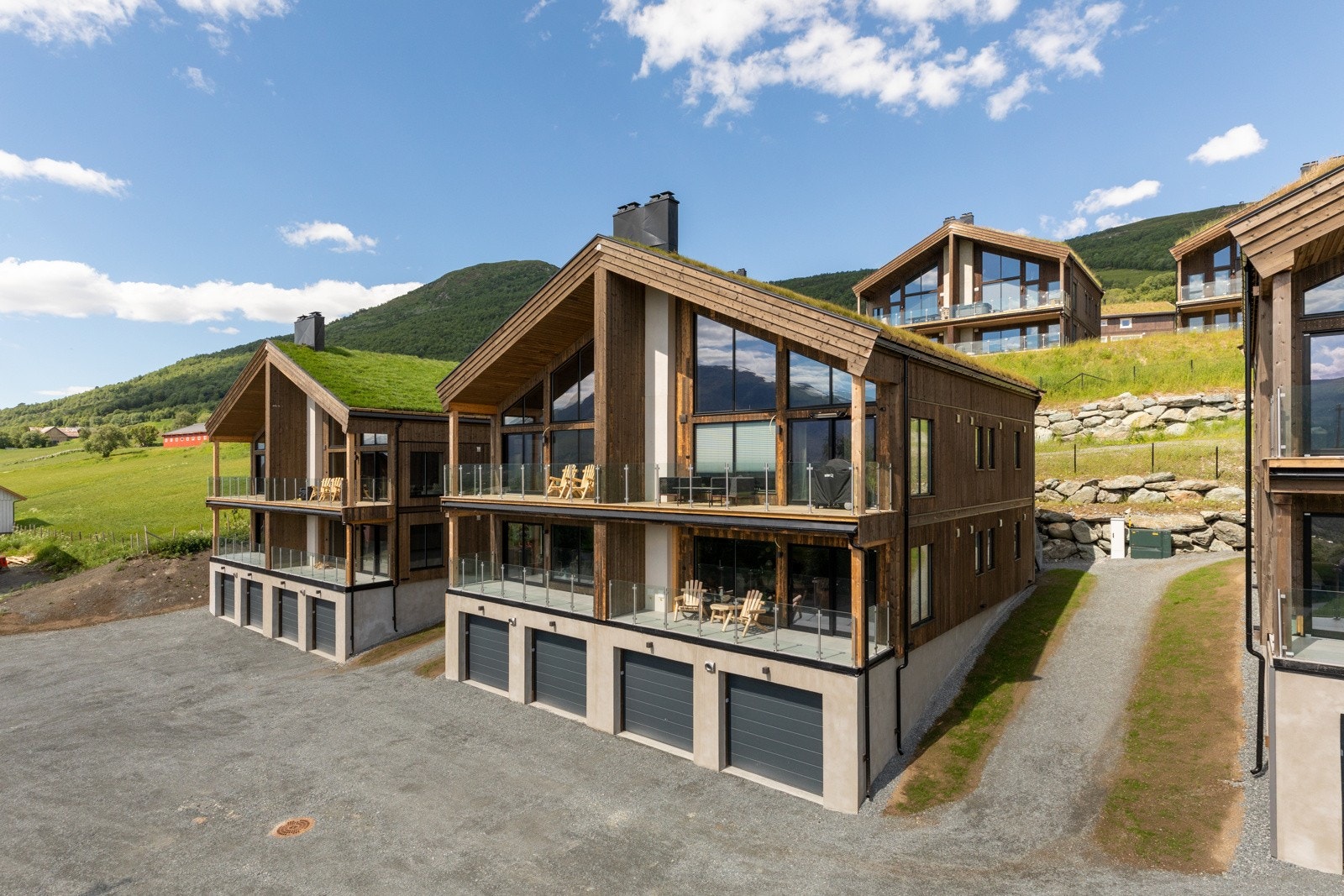 Påkostet fritidsleilighet med 3 soverom. Garasje med 2 p-plasser. Panoramautsikt og nærhet til alpinanlegg og skiløype. Galleribilde