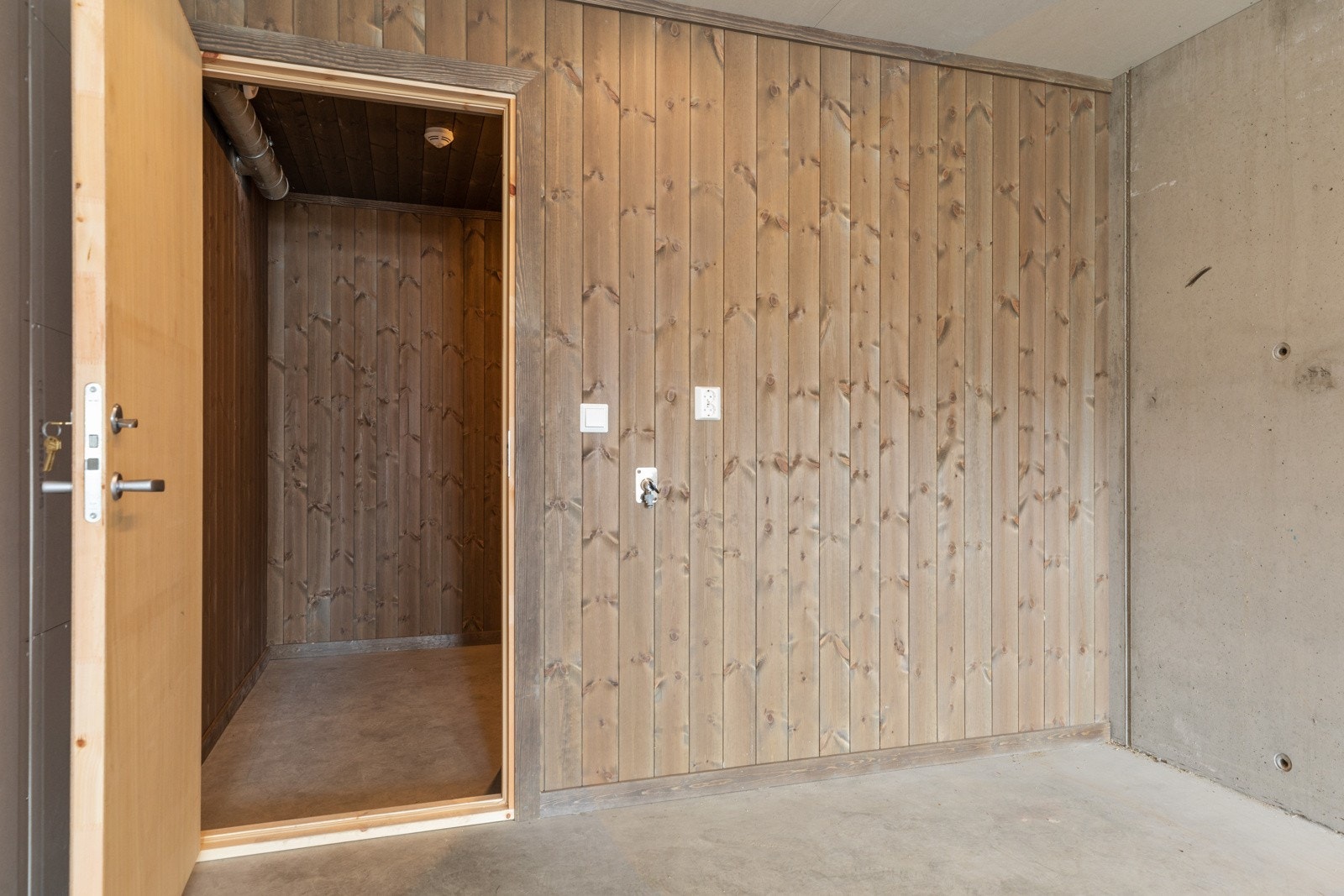 Bod i bakkant av garasjen gir godt med lagringsplass. Galleribilde