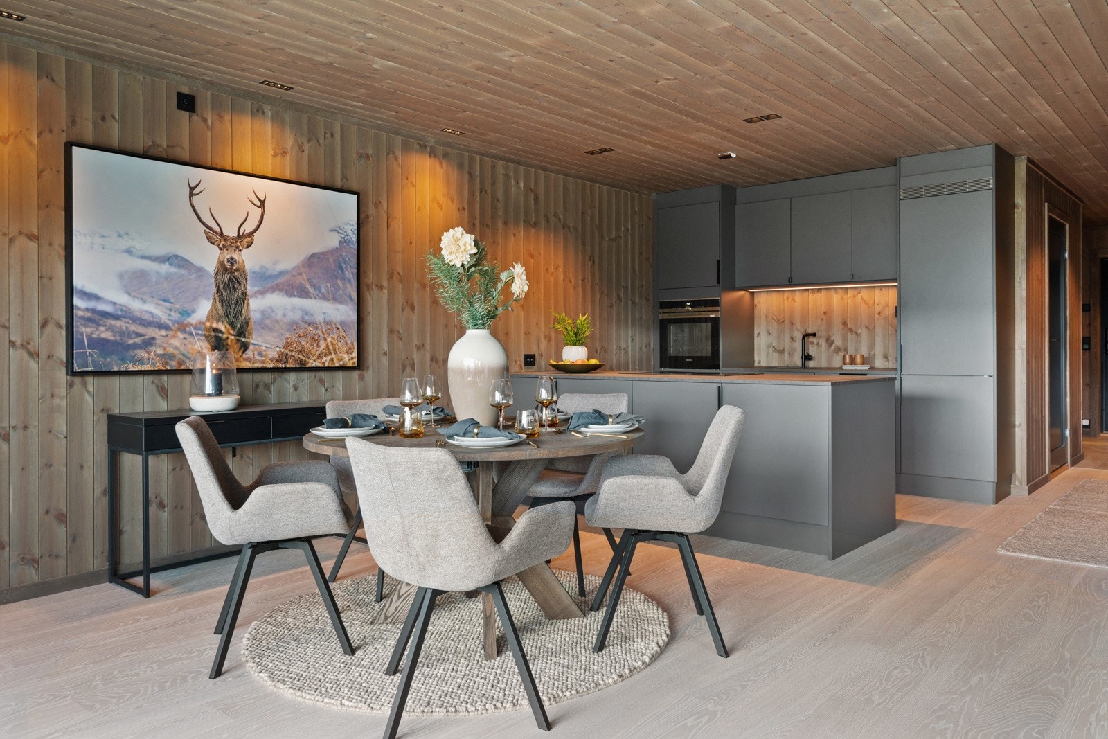 Leiligheten har appstyrt smarthus fra Eaton for styring av lys og varme. Galleribilde