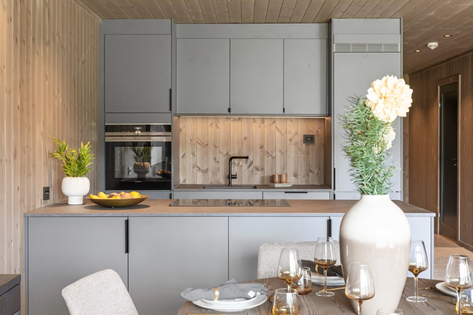 Kjøkkenet er lunt og stilrent, med kvalitetsinnredning fra Sigdal. Galleribilde