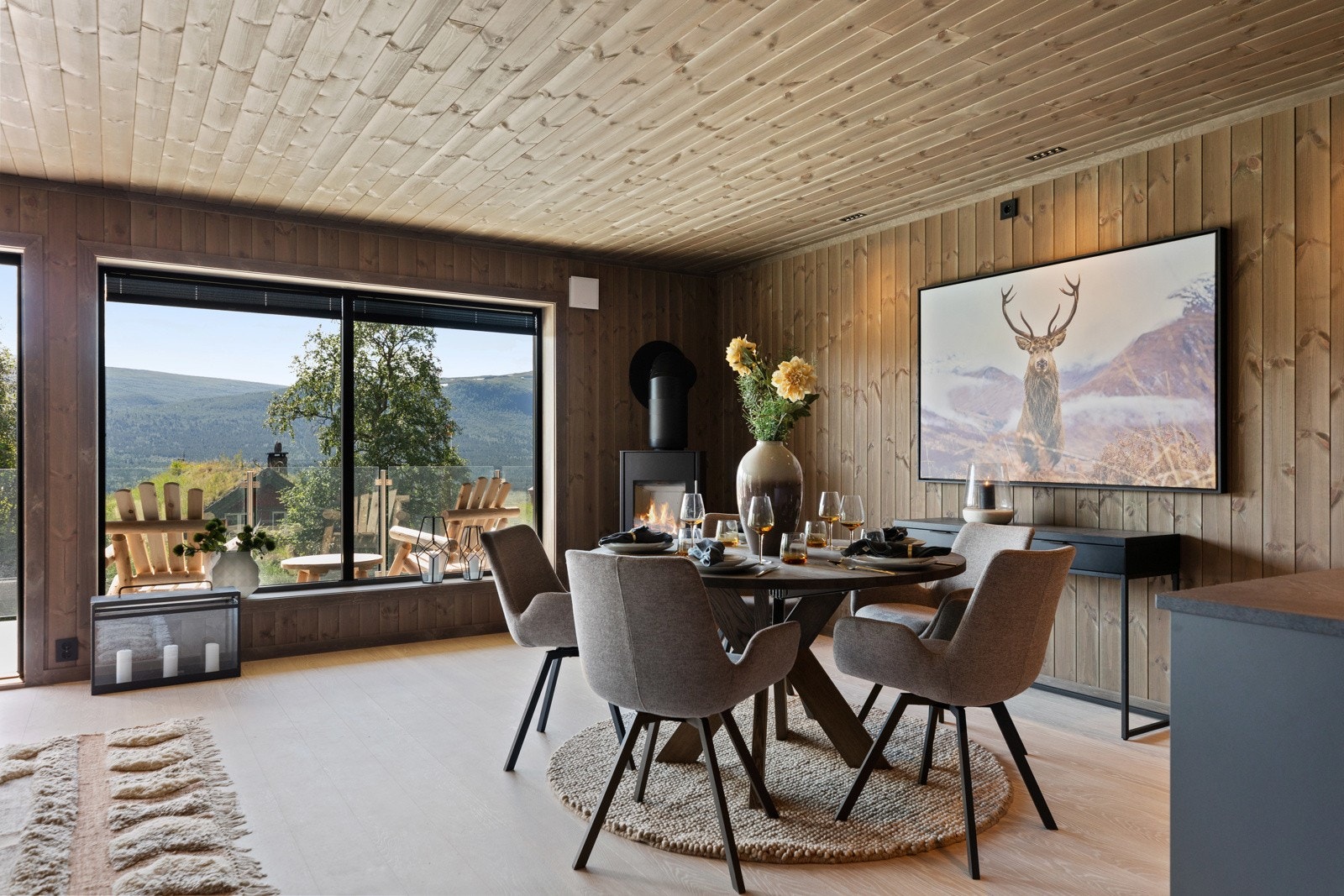 Klassisk, lun hyttestemning gjenskapes i et moderne uttrykk - med rene linjer og stramme former i stilrene omgivelser. Galleribilde