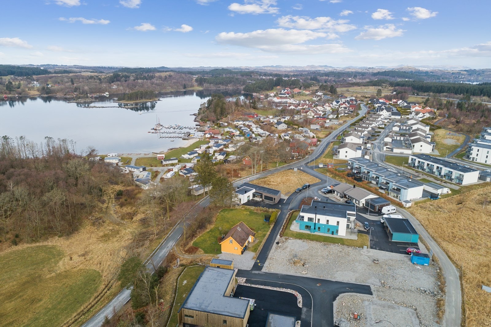 Eiendommen ligger trygt og landlig til i søre Tysvær. Galleribilde