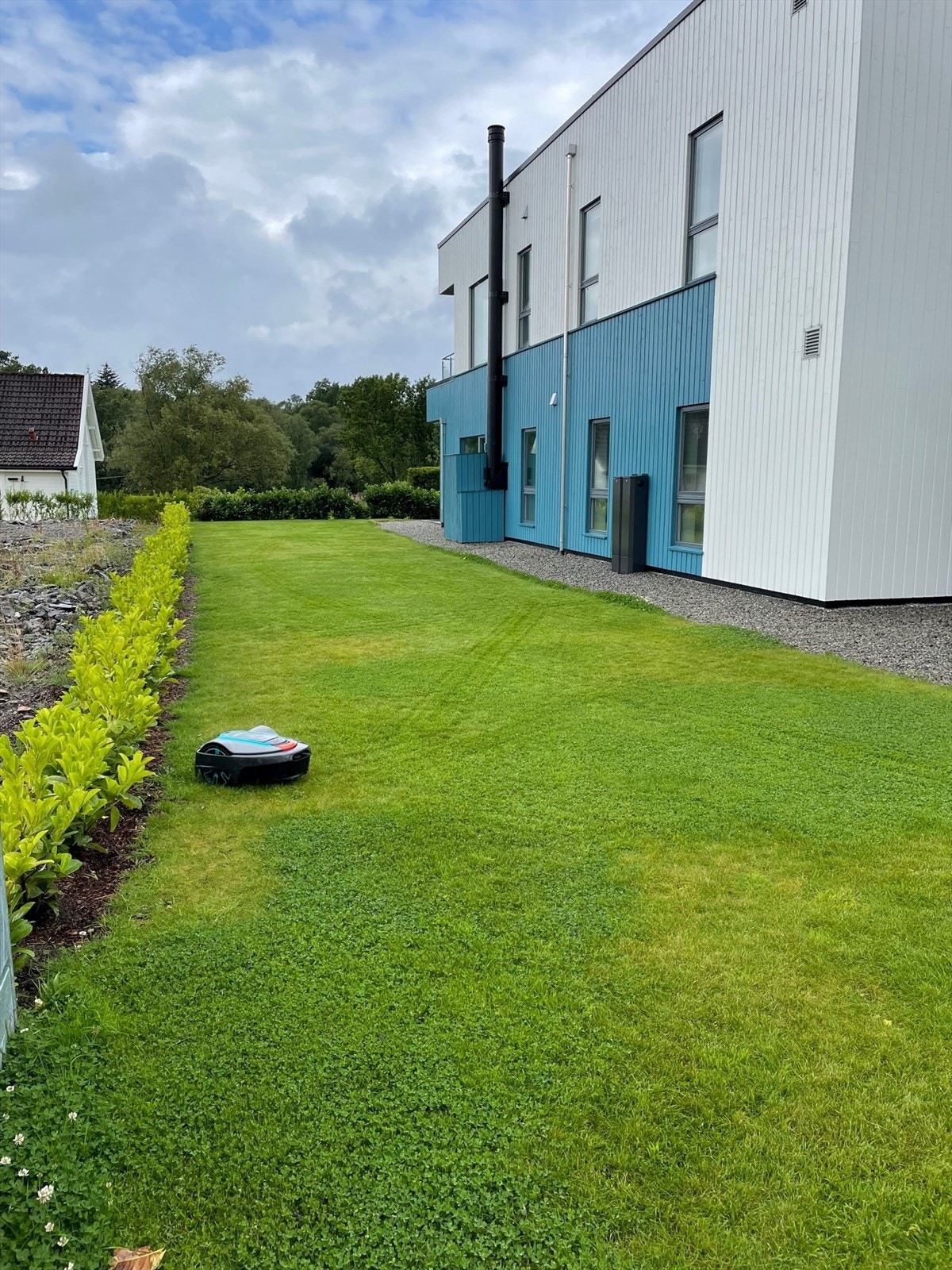 Flott opparbeidet felles hage som krever lite vedlikehold - roboten tar seg av klippingen. Galleribilde