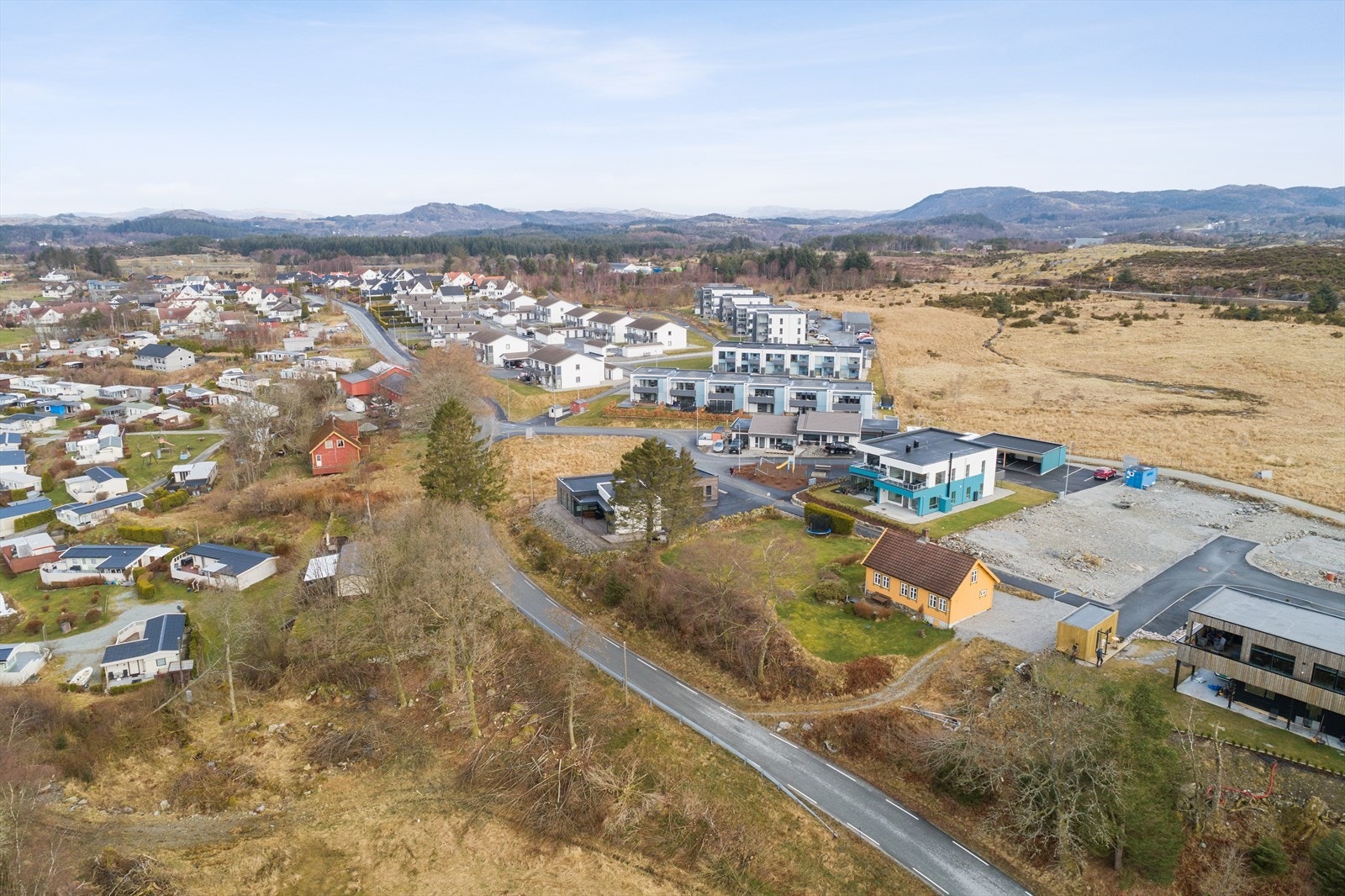 Her er det kort vei til bl.a. barne- og ungdomsskole, ny idrettshall, flott barnehage, flotte turterreng, nærbutikk, moderne idrettsanlegg og et av Norges flotteste kajakkanlegg som nærmeste nabo. Galleribilde