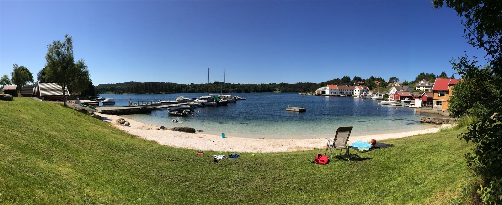 Badestrand i gangavstand fra leiligheten. Galleribilde