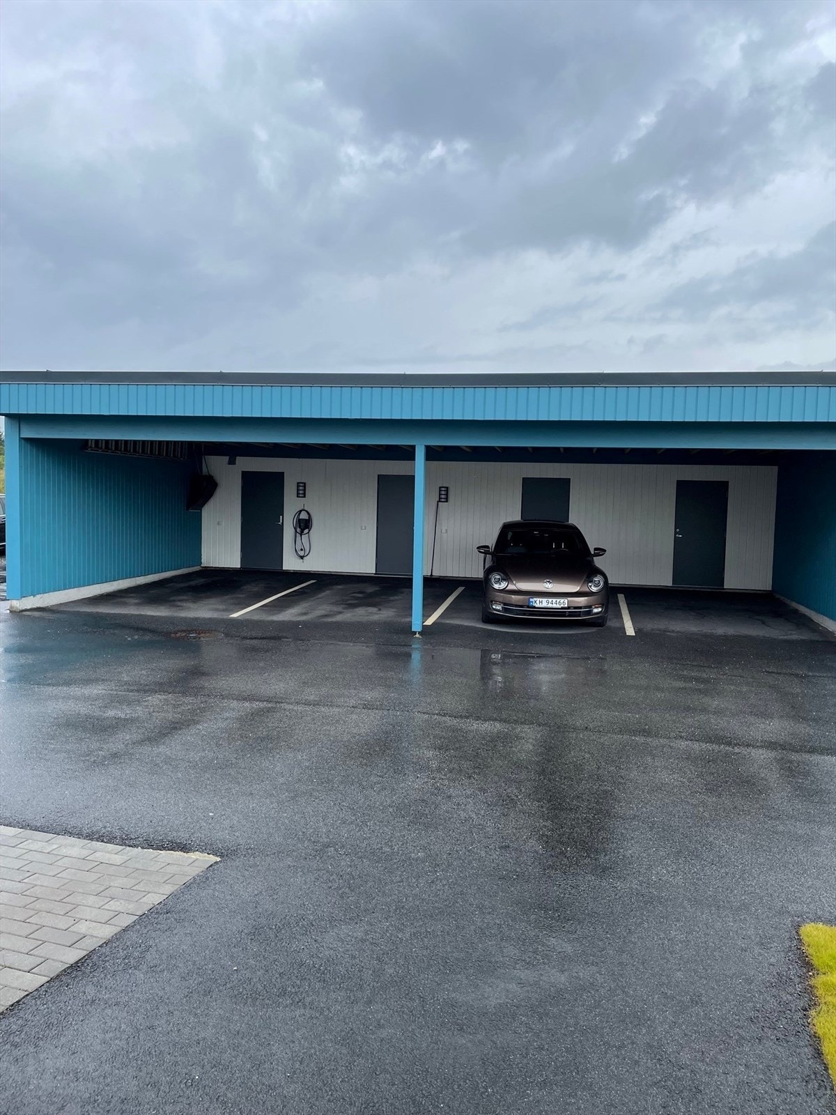 Tilhørende carport og sportsbod i bakkant. Galleribilde