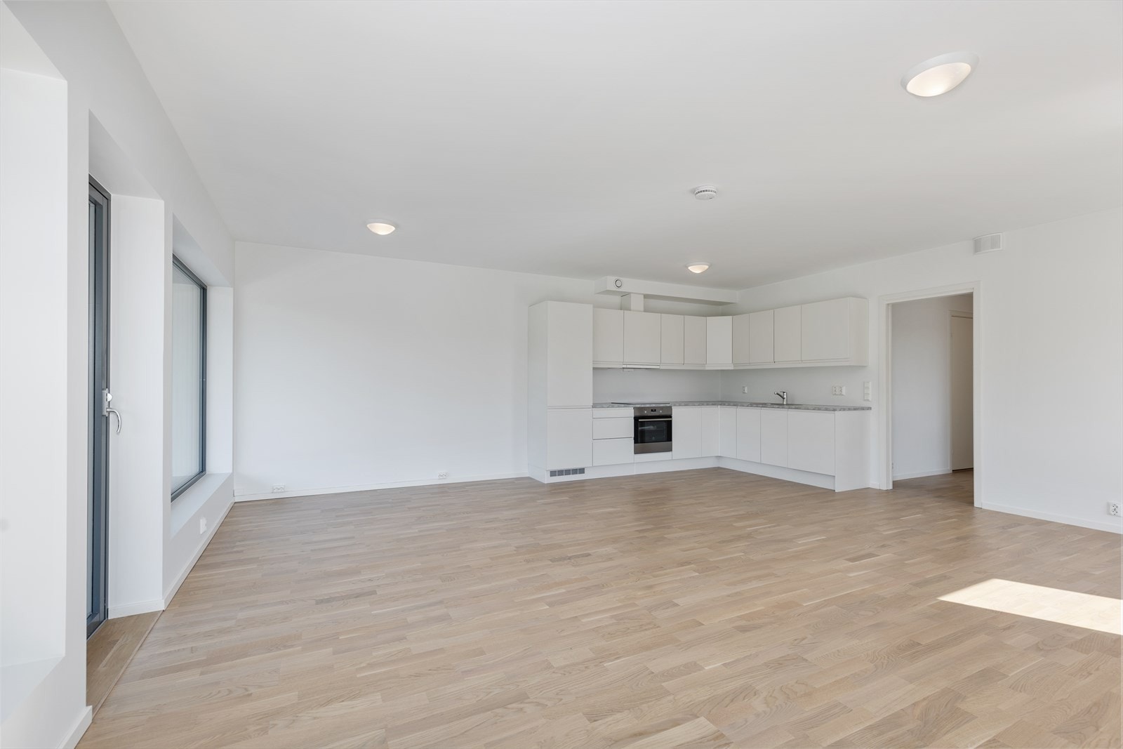 Lekkert kjøkken fra HTH med hvitevarer. Galleribilde