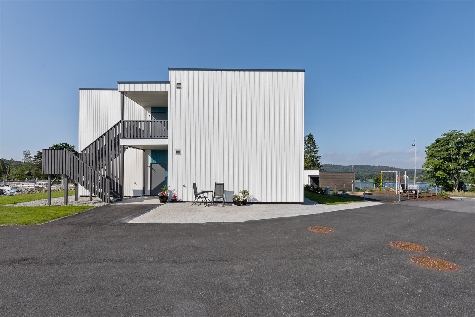 Det er lagt asfalt/belegningsstein i gårdsrom og på gangstier! For øvrig flott opparbeidet lekeplass like ved. Galleribilde