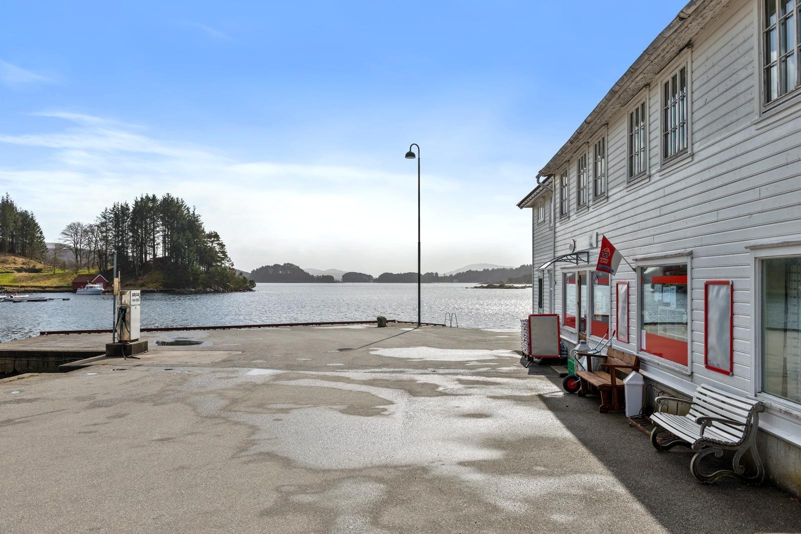 Nærbutikken Slåttevik ligger kun en kort spasertur unna leilighetene. Galleribilde