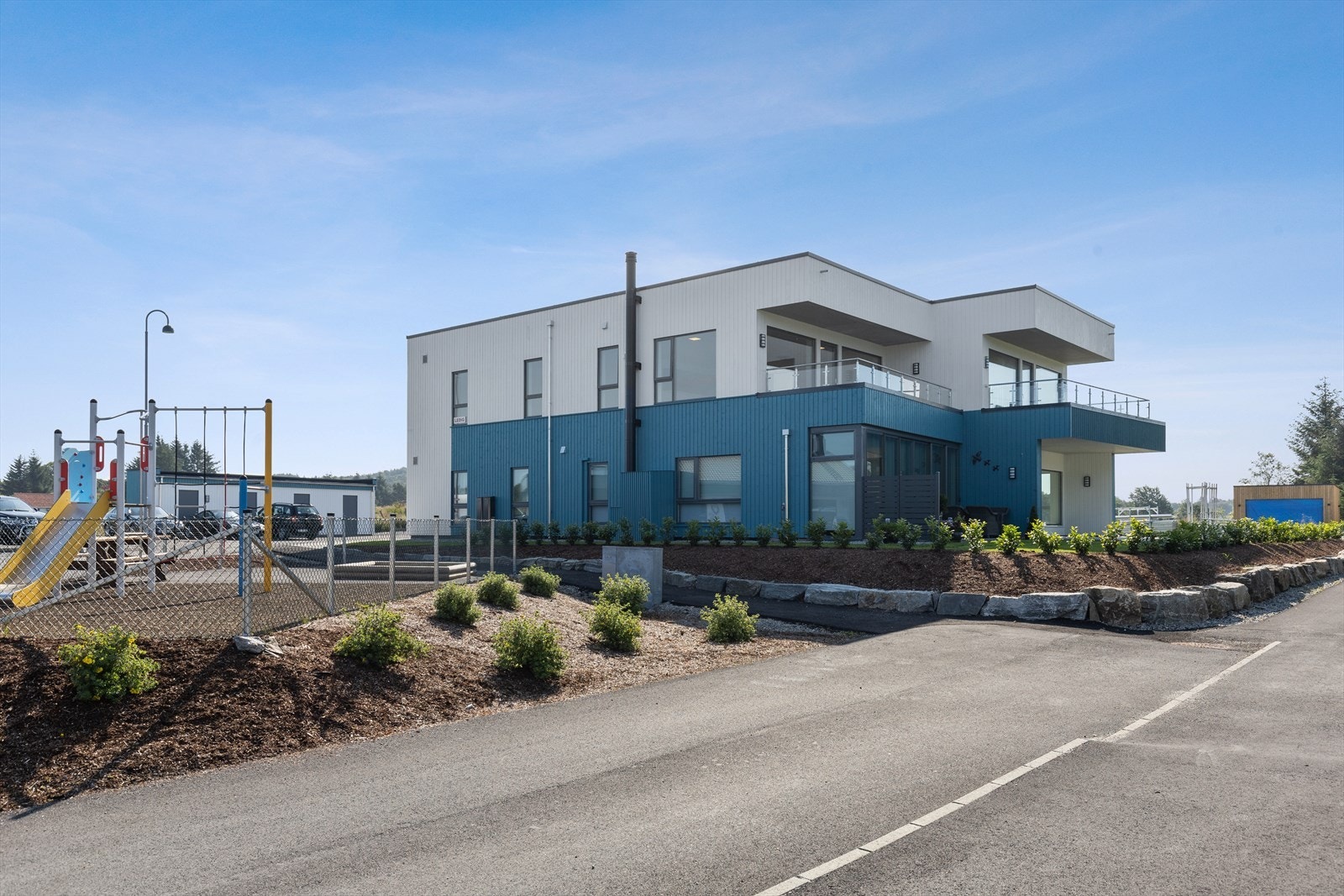 Leiligheten, beliggende i 1. etasje, er oppført i en korsdelt 4-mannsbolig over 2 plan og er satt opp iht. siste byggeforskrifter. Her leveres meget god kvalitet! Galleribilde