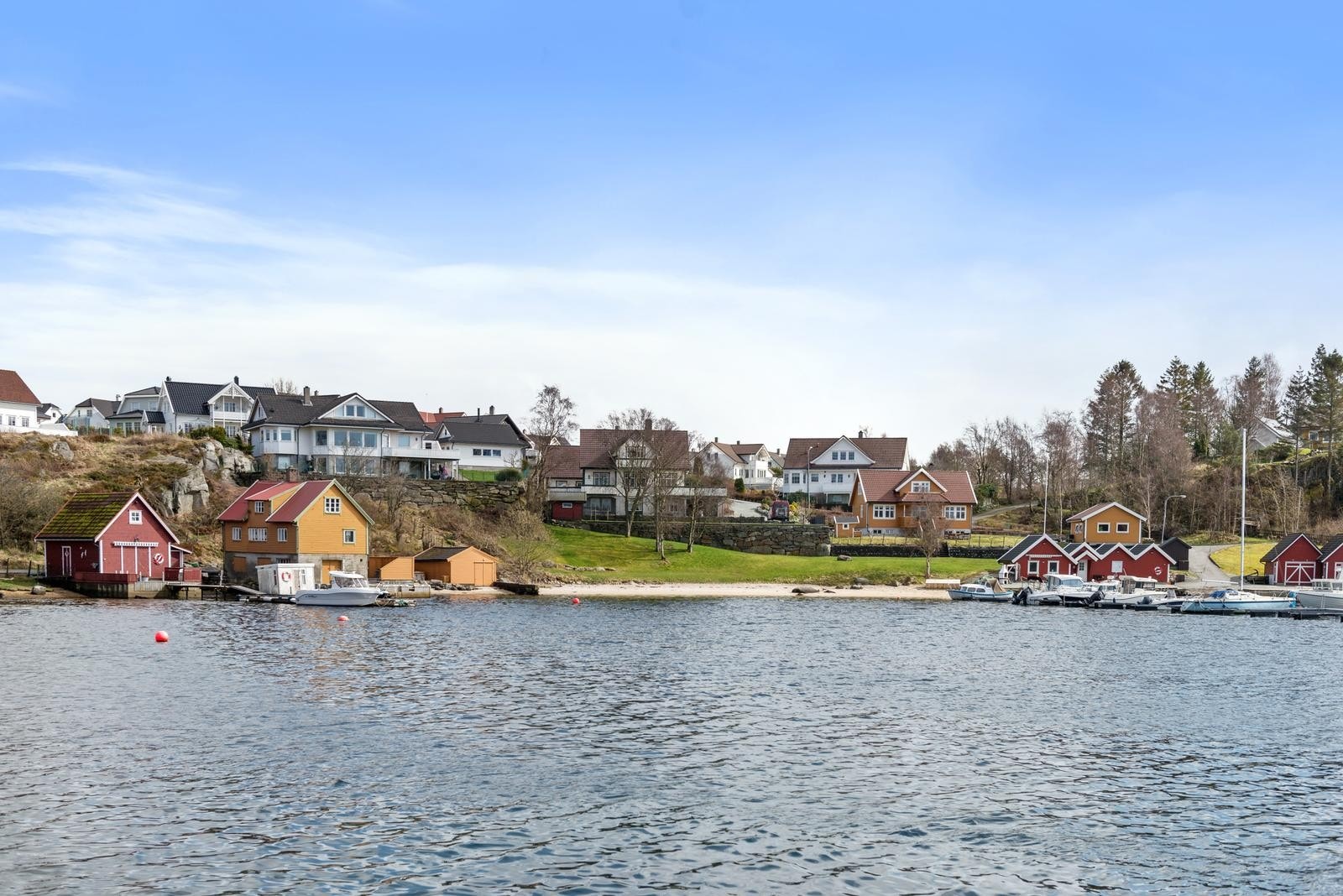 Kvinnesland/Slåttevik er et attraktivt sted med nærhet til sjø med en nydelig skjærgård like i nærheten. Galleribilde