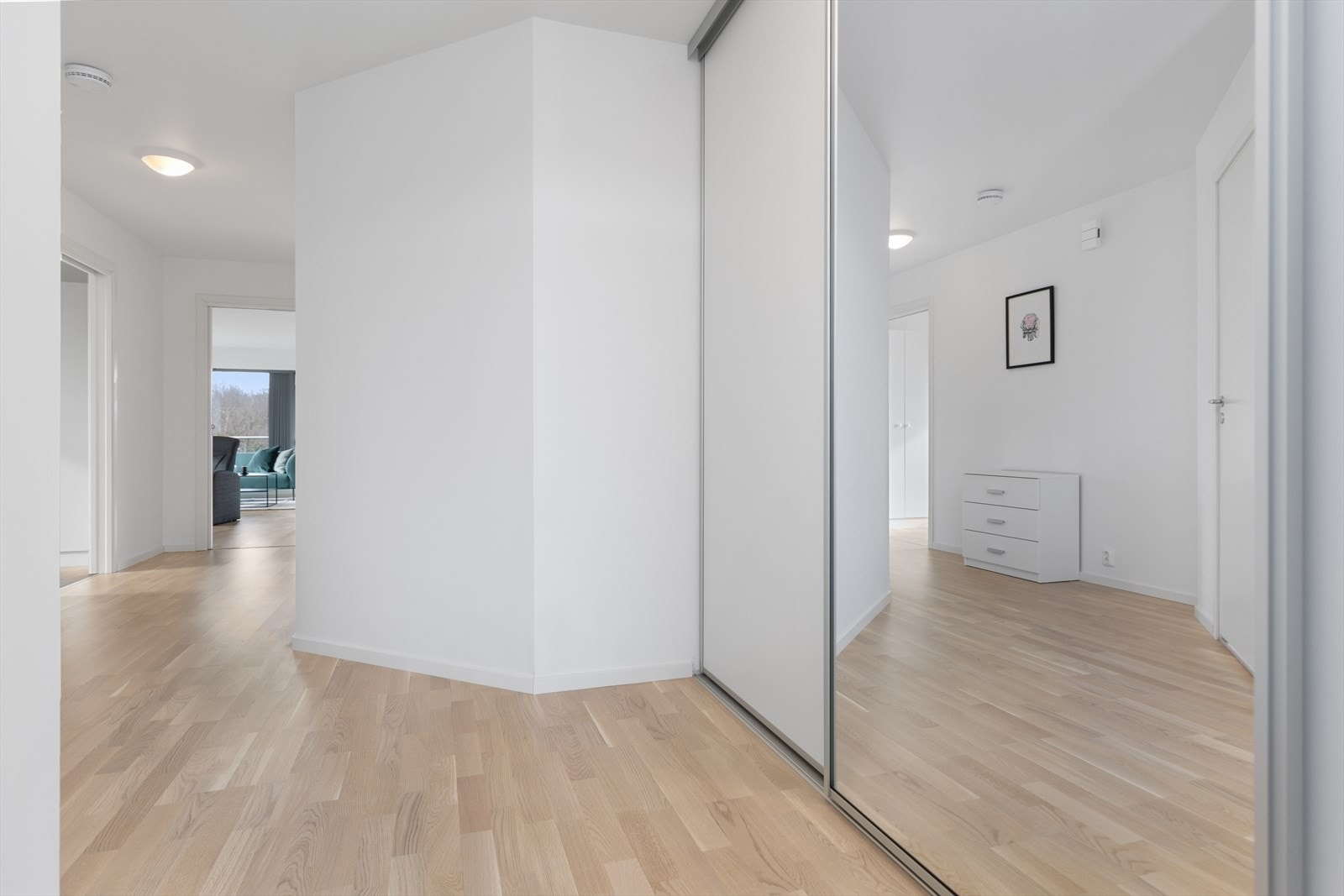 Innbydende gang med stor skyvedørsgarderobe (bildet er tatt av tilsvarende leiligheten i etasjen over). Galleribilde