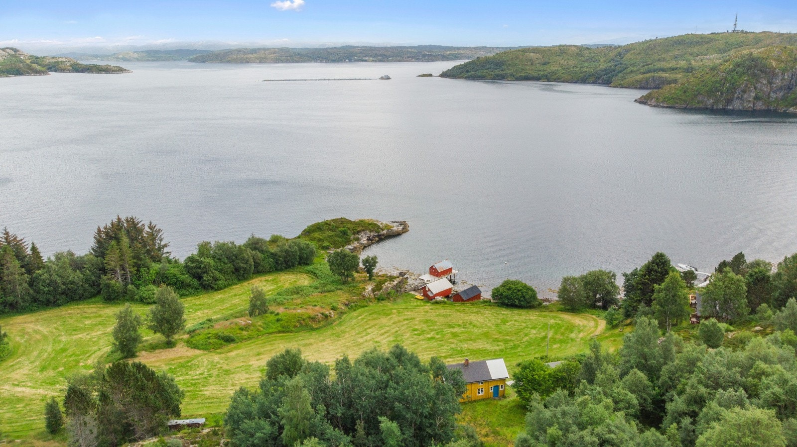 Eiendomen grenser ned mot sjøen hvor man f. eks. kan ha båtutlegg Galleribilde