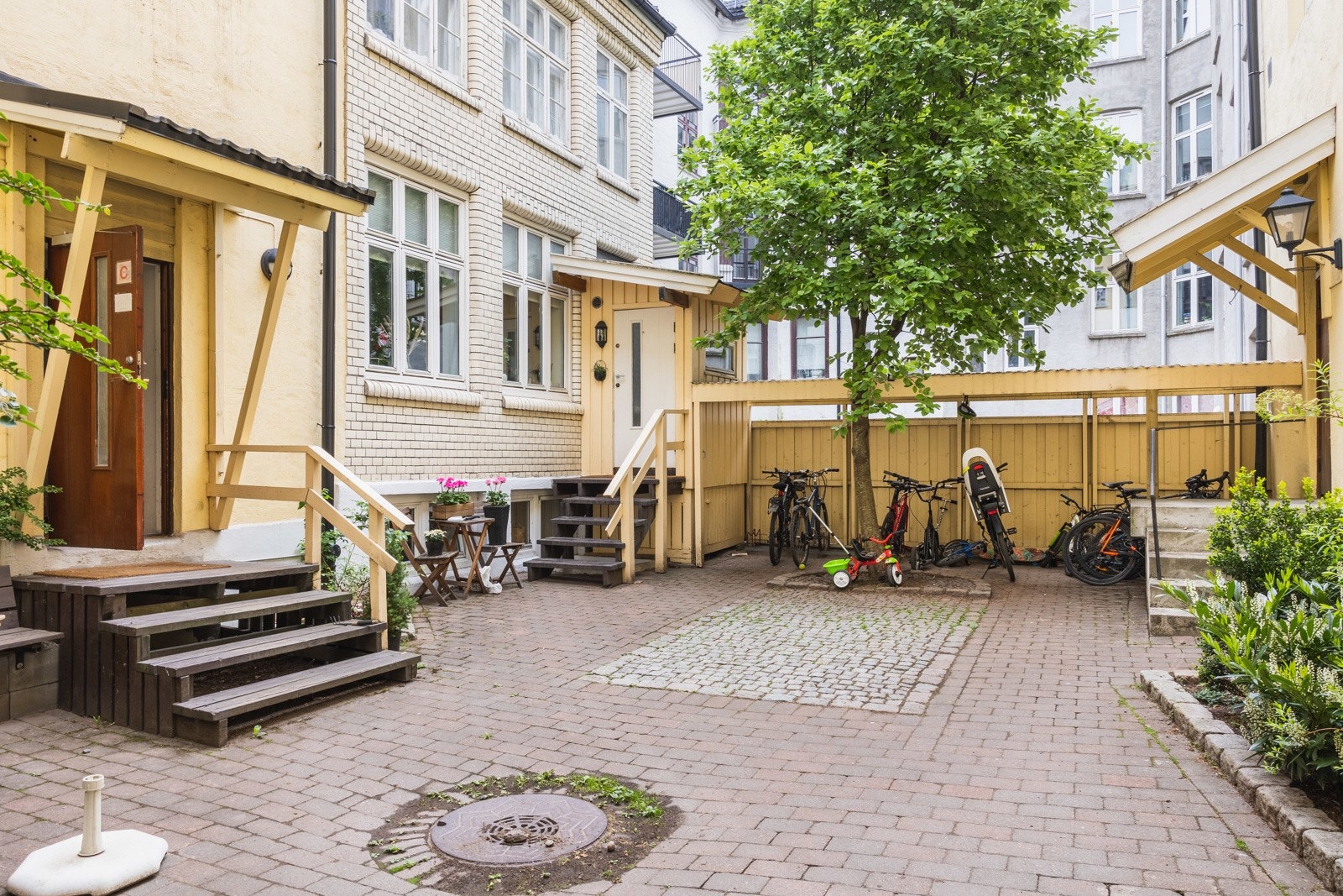 Bakgård Galleribilde