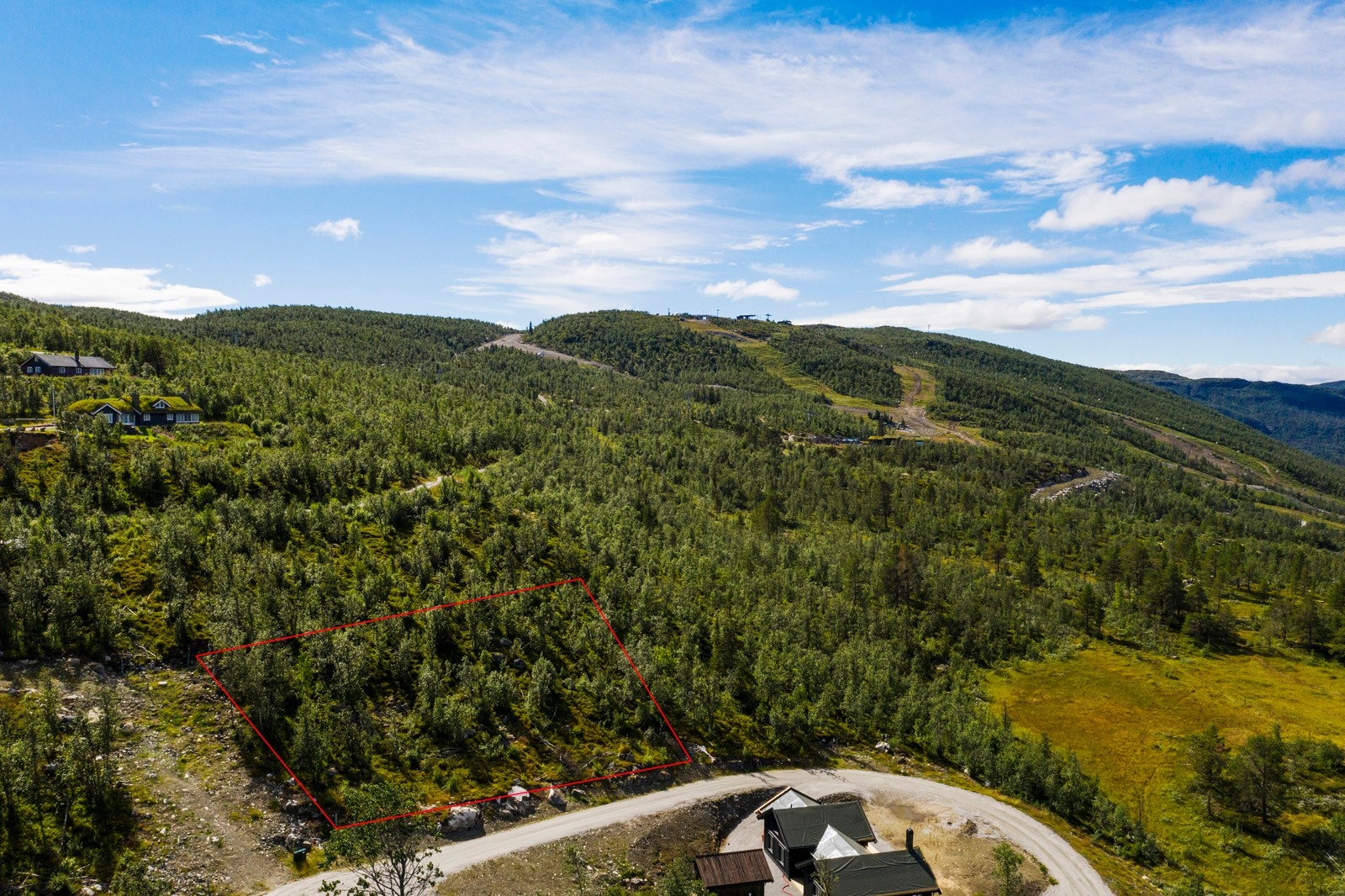 Alpin- og langrennsløyper rett i nærheten. Markering av tomt i terreng er kun veiledende og kan avvike noe. Galleribilde