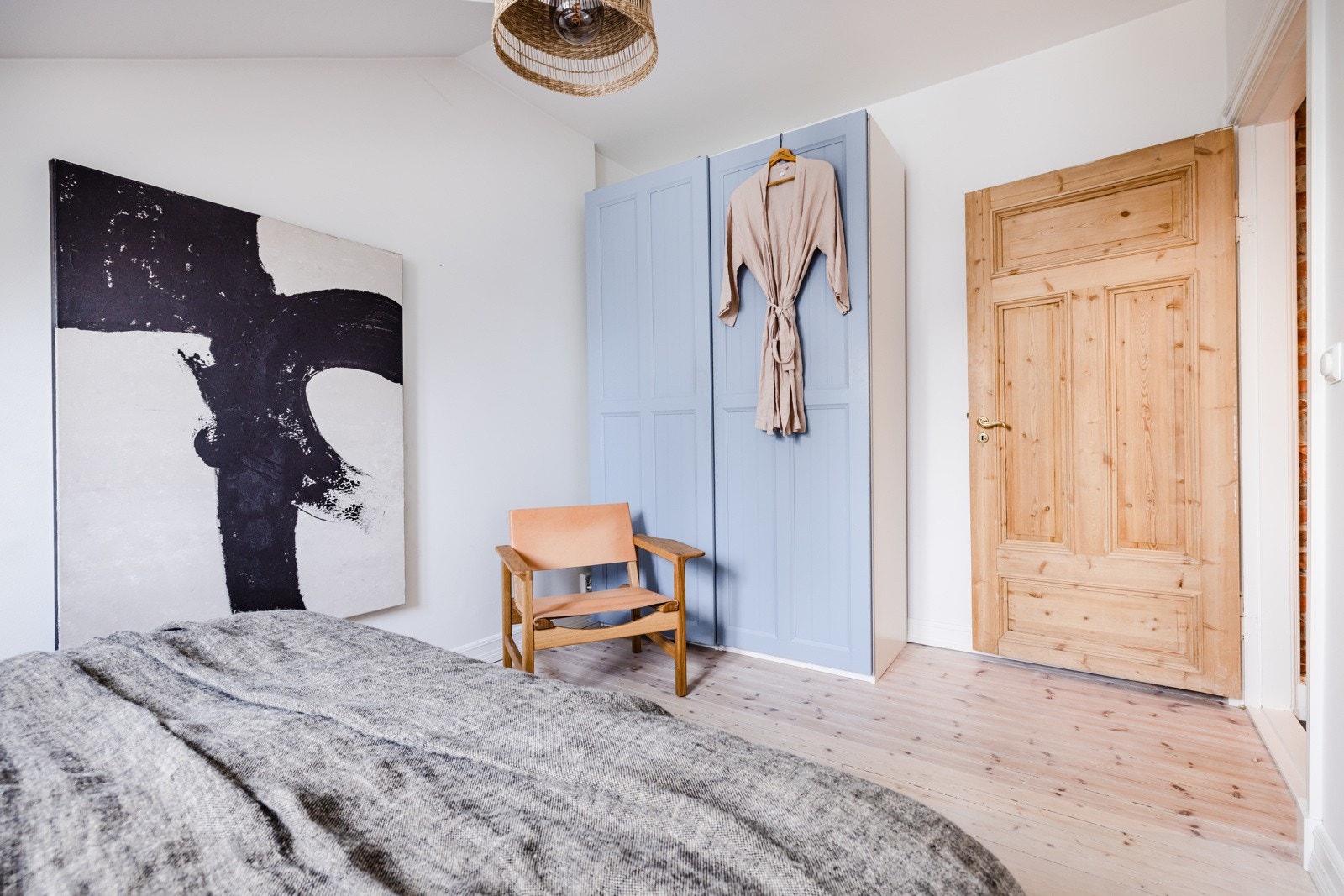 Hovedsoverommet er av god størrelse med plass til dobbeltseng og garderobeskap Galleribilde