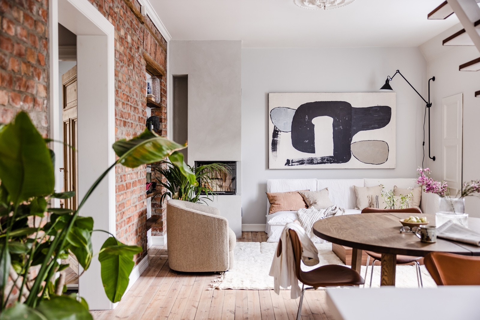 Her er det naturlig plass til både spisebord, sofagruppe og annet tilhørende møblement Galleribilde