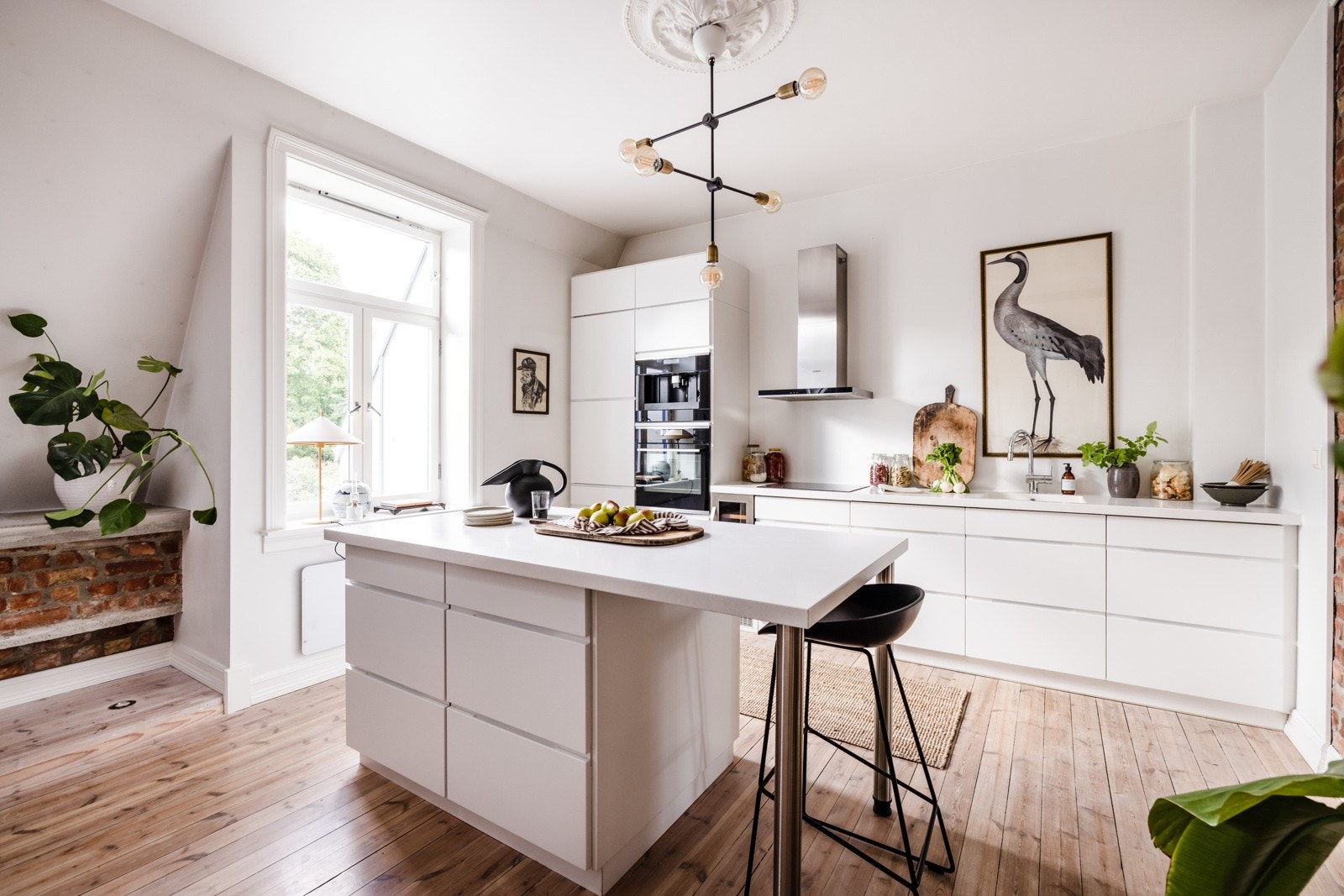 Både benkeplate og kjøkkenøy er utført i Corian Galleribilde