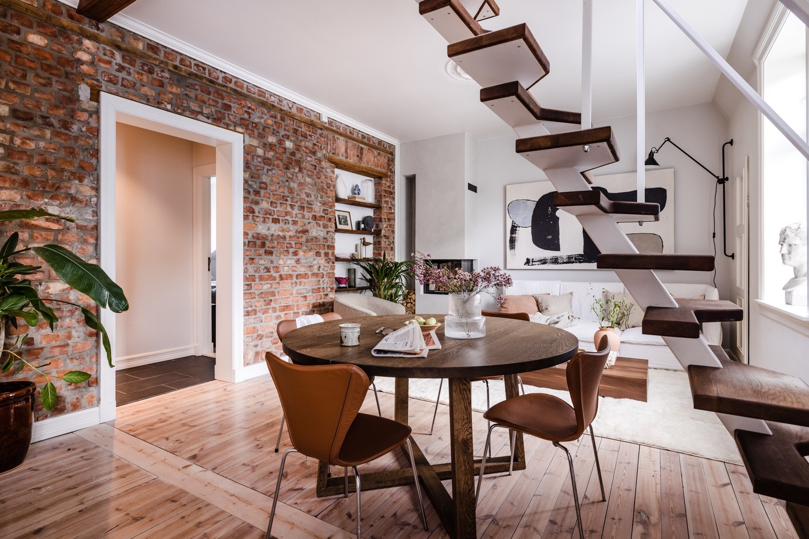 Synlig teglsteinsvegger i stue-kjøkken og entré Galleribilde