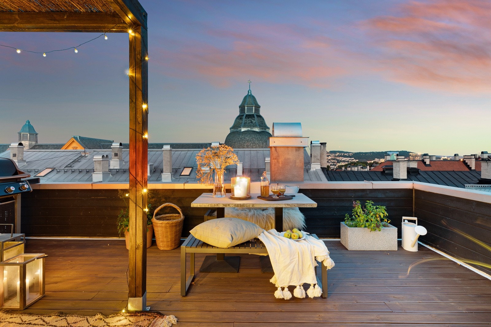 Uteplassen byr på særdeles gode solforhold frem til ca. kl. 20:00 sommerstid Galleribilde