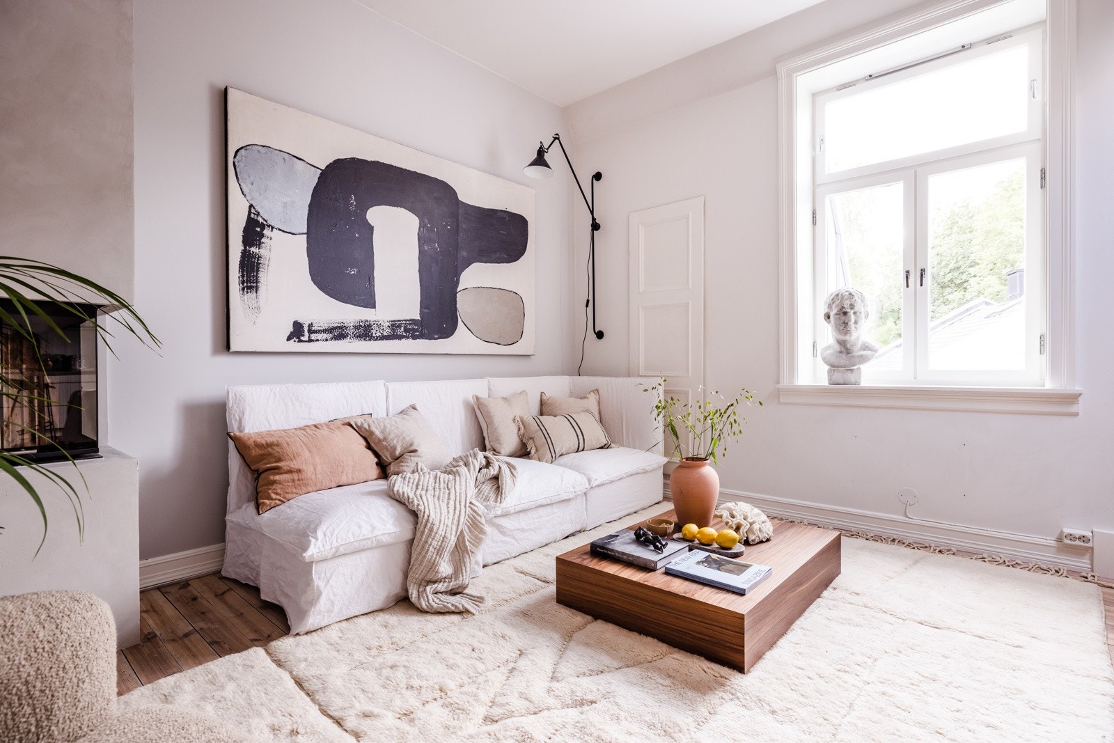 I hjørnet av rommet er det også en flott peis som både varmer godt på kaldere dager, og som skaper en hyggelig stemning Galleribilde