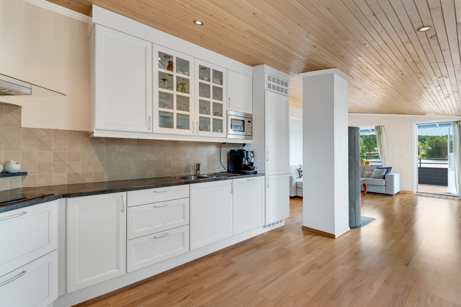 Innredning bestående av profilerte fronter og laminert benkeplate. Flislagt over benkeplate. Galleribilde