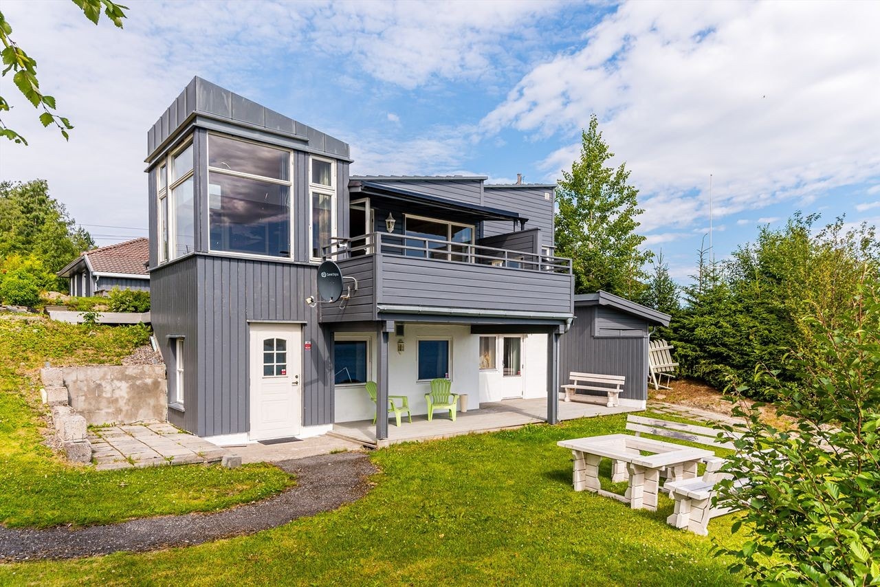 Det er separat inngangsdør og entré i underetasjen. Galleribilde