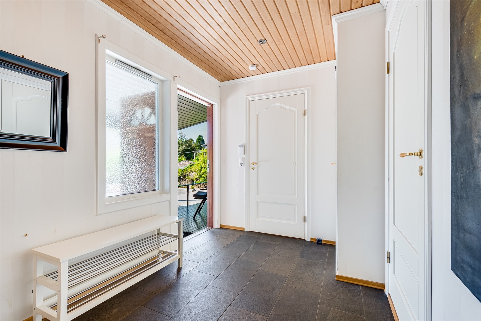 I entréen har man plass til å henge av seg yttertøy og sko. Galleribilde