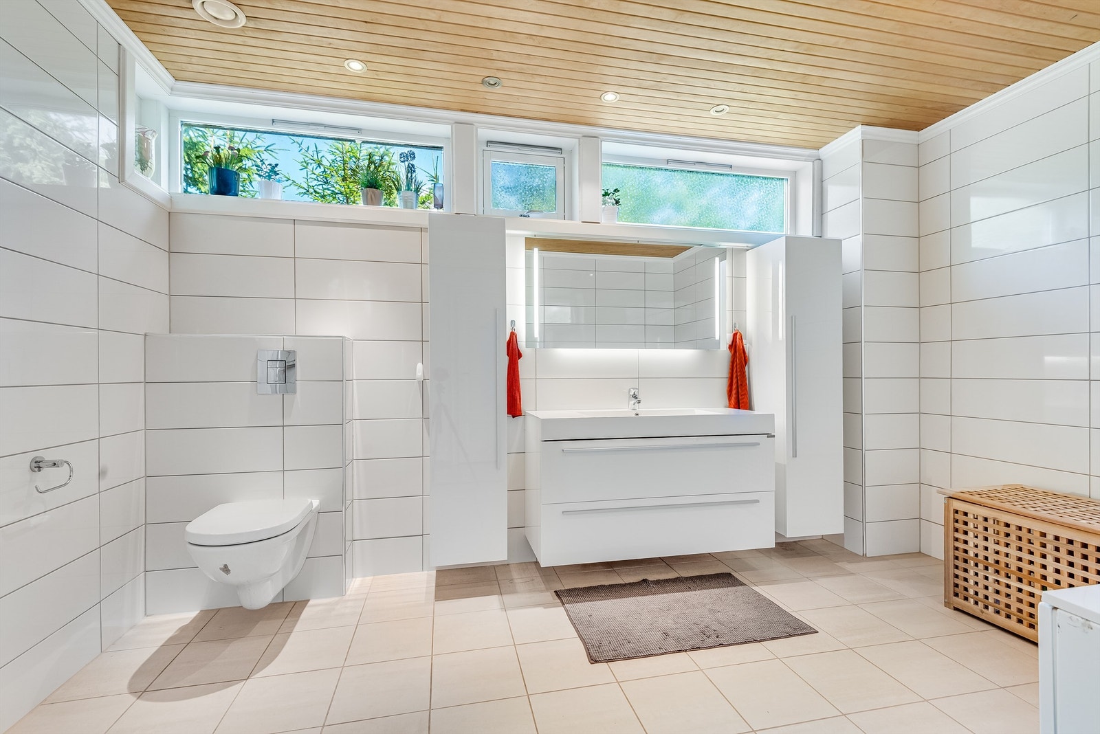 Det er montert dusjvegger og vegghengt wc. Galleribilde